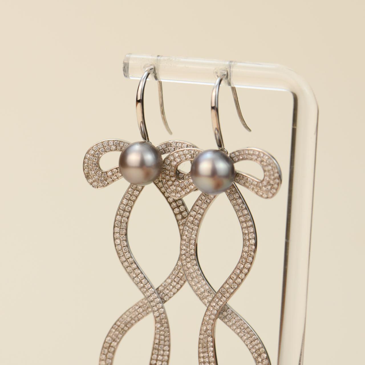 18 Karat Weiße Diamant-Perlen-Ohrringe mit Schleife im Angebot 3