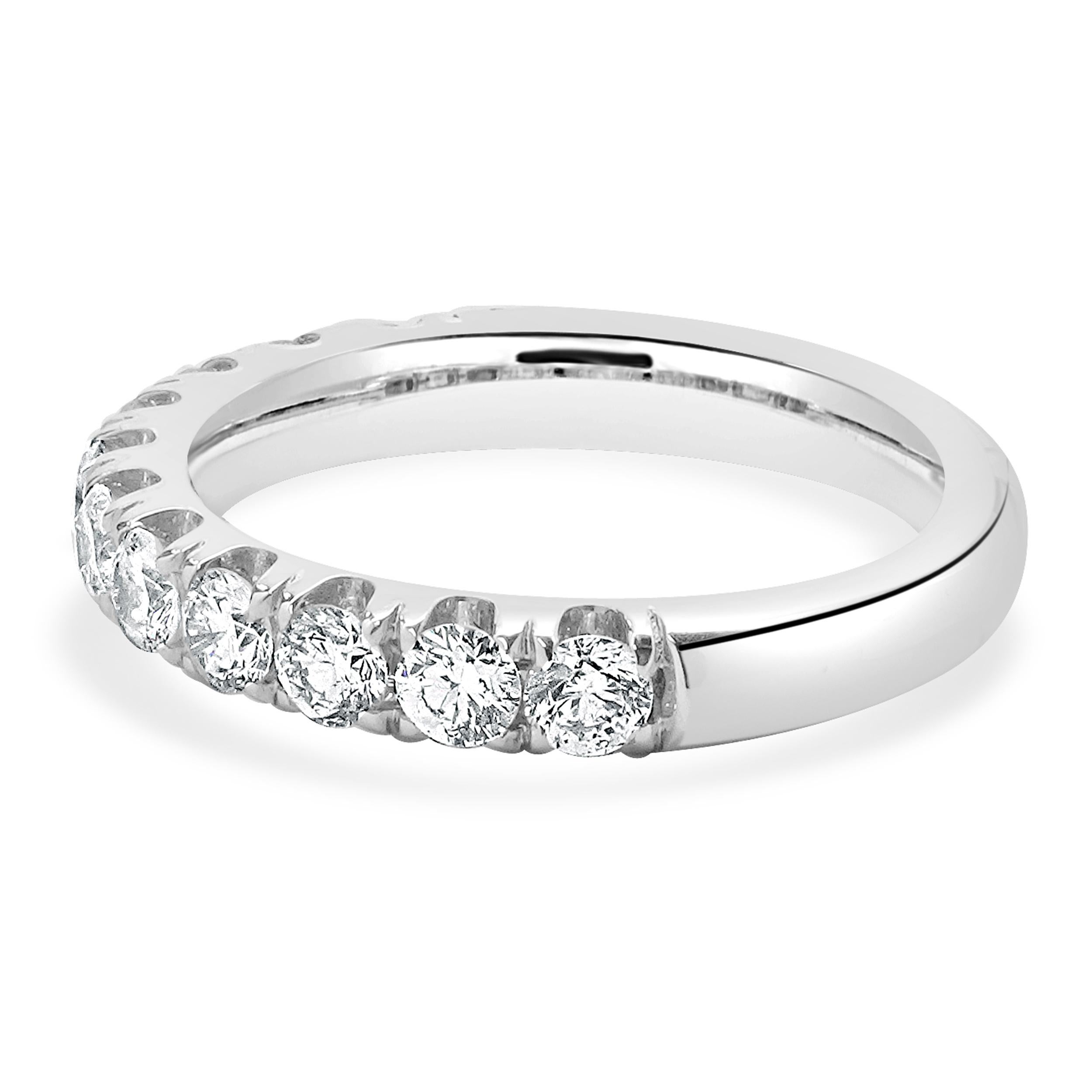 Designer: personalizzato
Materiale: oro bianco 18 carati
Diamante: 11 tagli tondi a brillante = 1,04cttw
Colore: G
Chiarezza: SI1
Misura dell'anello: 6.5 (si prega di prevedere due giorni di spedizione in più per le richieste di misura)
Peso: 5.51