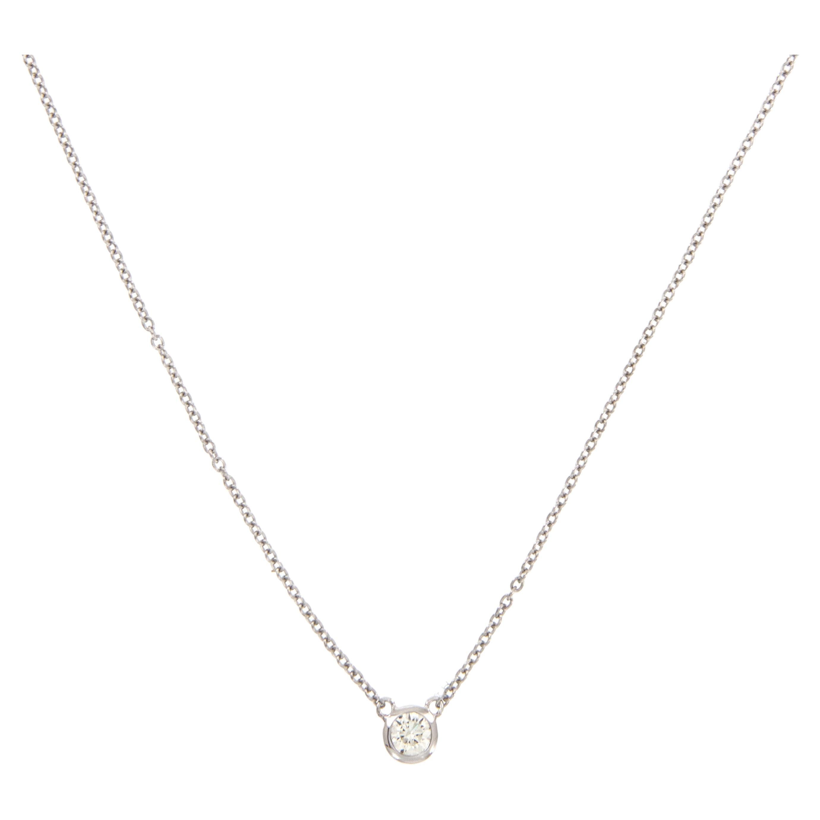 Se stai cercando una collana da indossare e da non togliere mai, non cercare oltre! Questa è la collana che fa per te: realizzata in oro bianco 18 carati con un diamante tondo brillante = 0,10 carati.  La trasparenza VS e il colore G sono