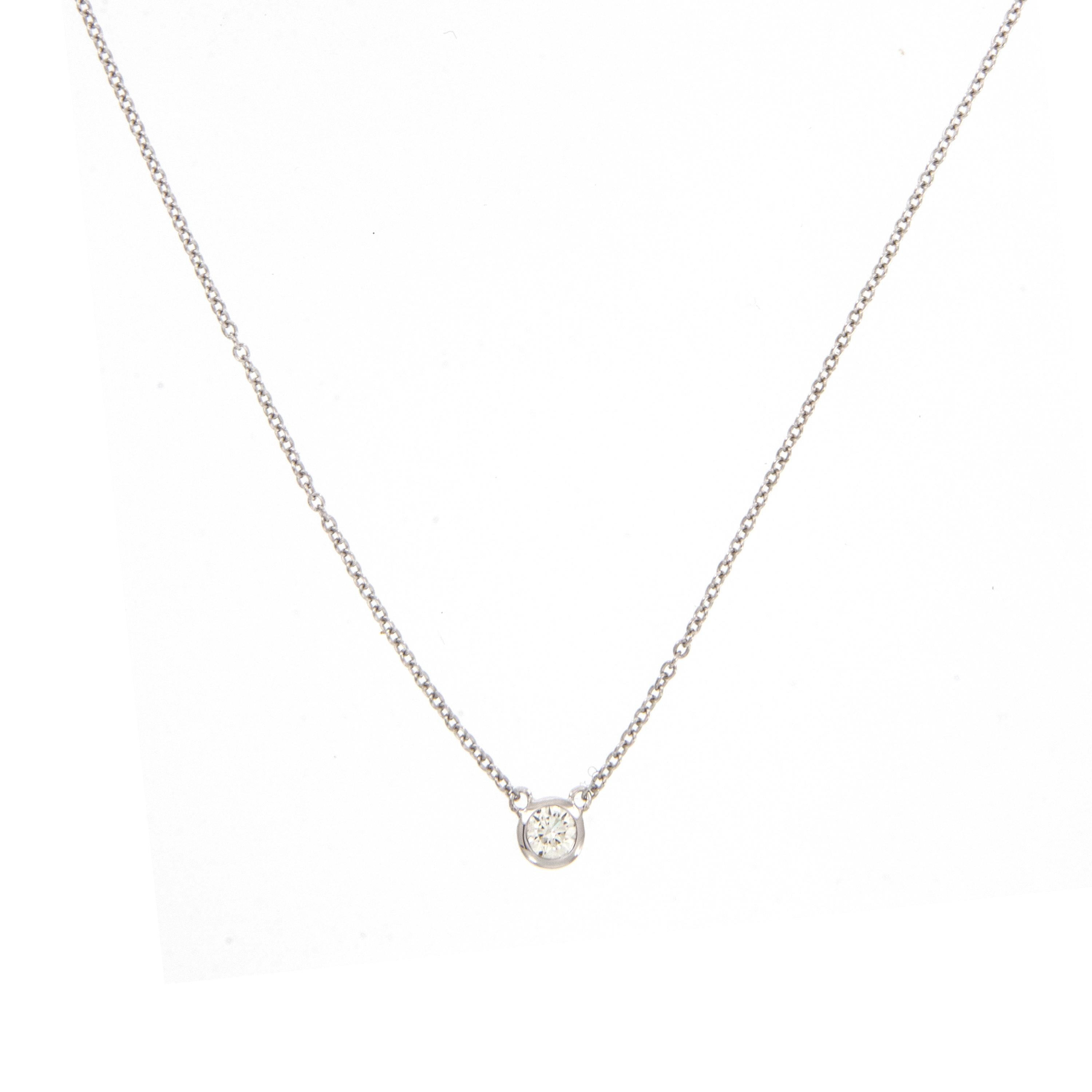Contemporaneo Collana con solitario di diamanti in oro bianco 18 carati da 0,10 carati in vendita