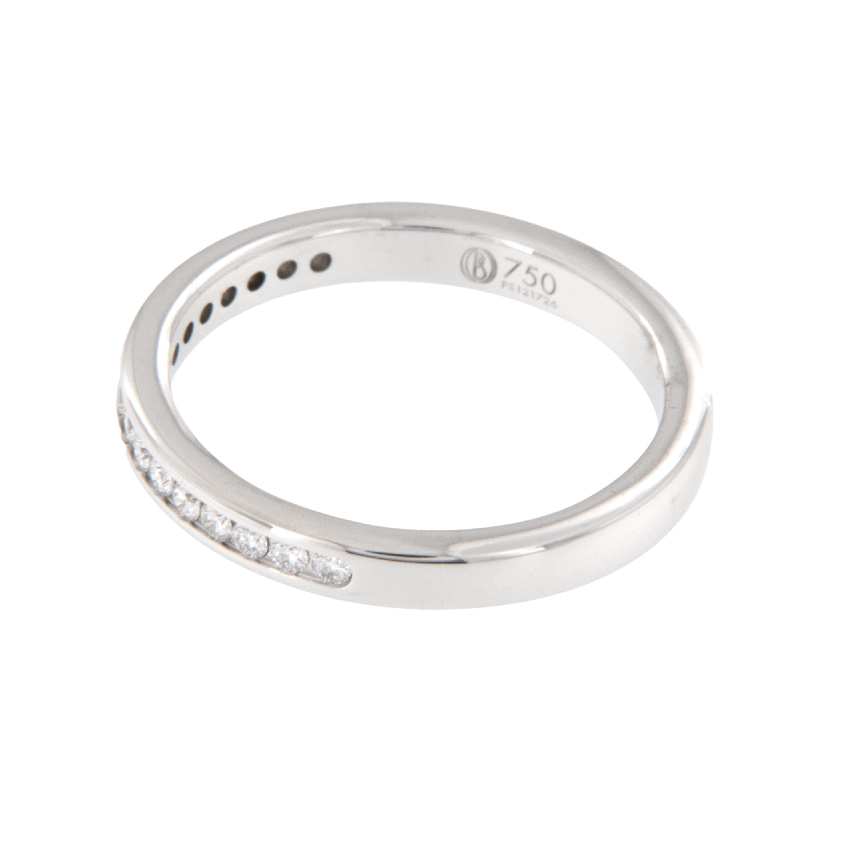 Realizzata in oro bianco 18 carati, questa fede contiene 17 diamanti RBC = 0,17 Cttw (purezza VS, colore F-G). Il canale è incastonato e a filo per un look pulito e lineare, ma allo stesso tempo liscio per chi indossa i guanti e li indossa e toglie