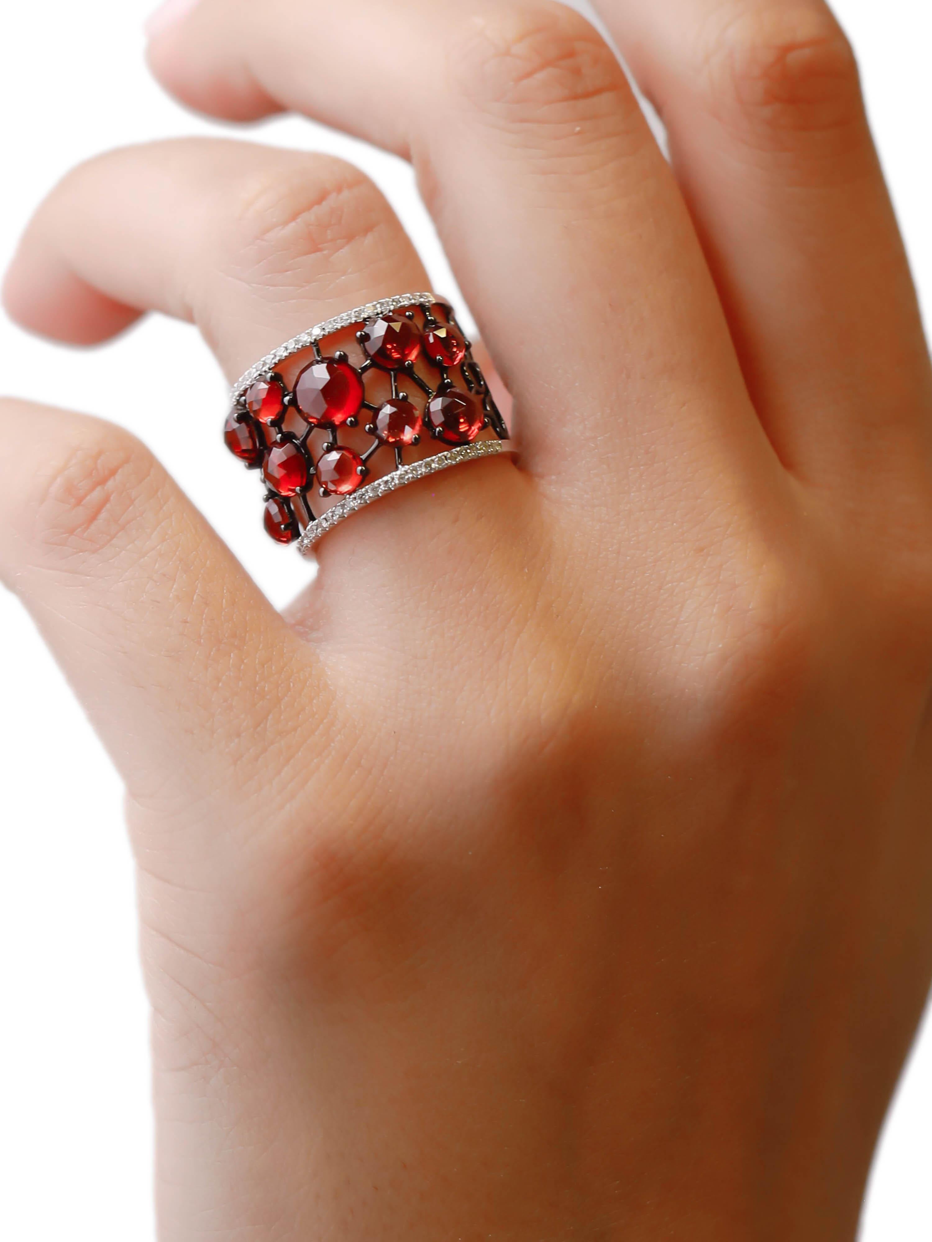 18 Karat White Gold 0.20 Carat Diamond Pave Red Garnet Wide Wrap Band Ring In New Condition In New York, NY