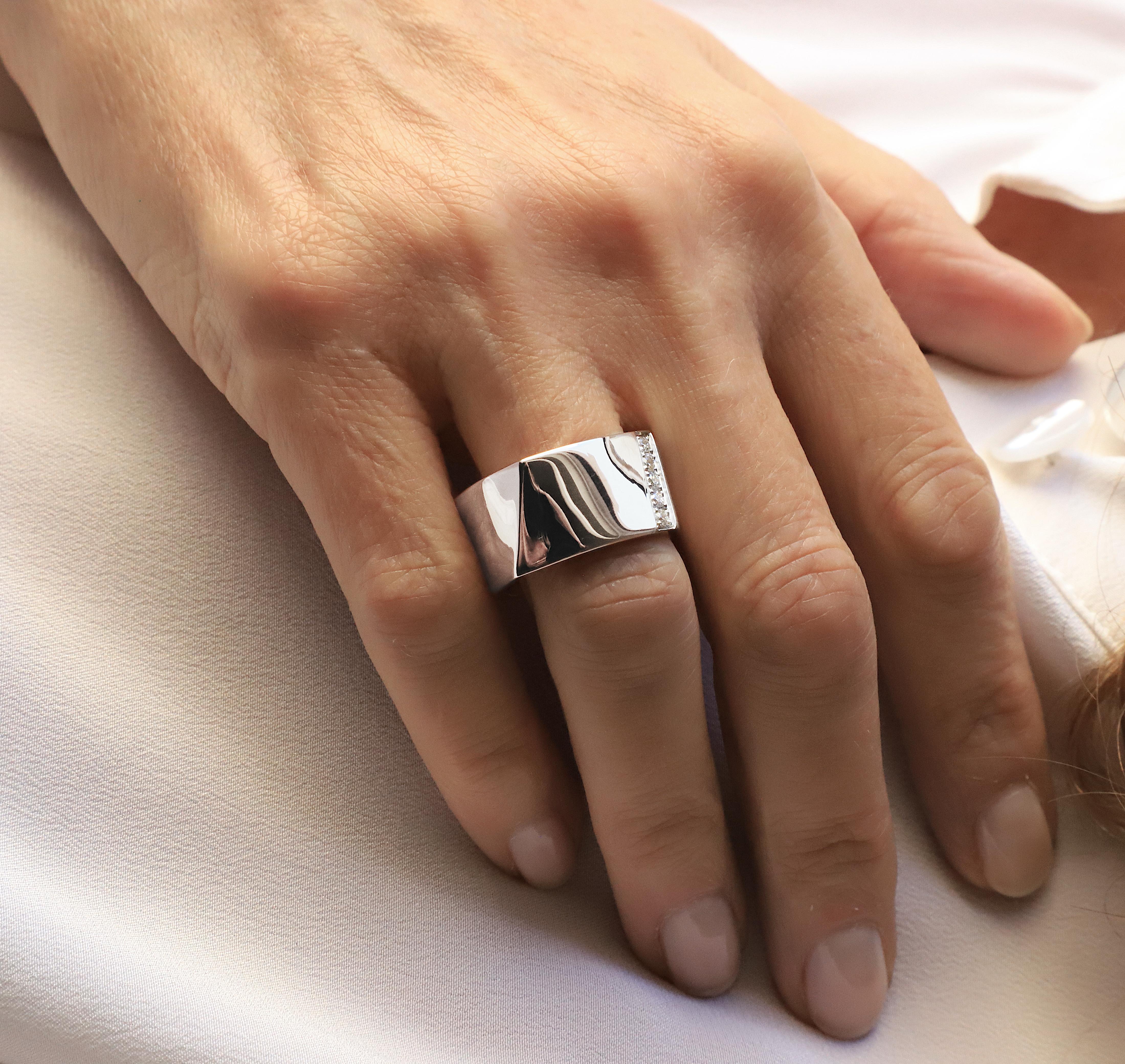 Rossella Ugolini 18 Karat White Gold 0.20 Karat White Diamonds Unisex Modern Band Ring.
A beautiful 18 karat white gold ring embellished with a band of 0.20 karats brilliant cut white diamonds. 
The continuity of the geometry is interspersed with a