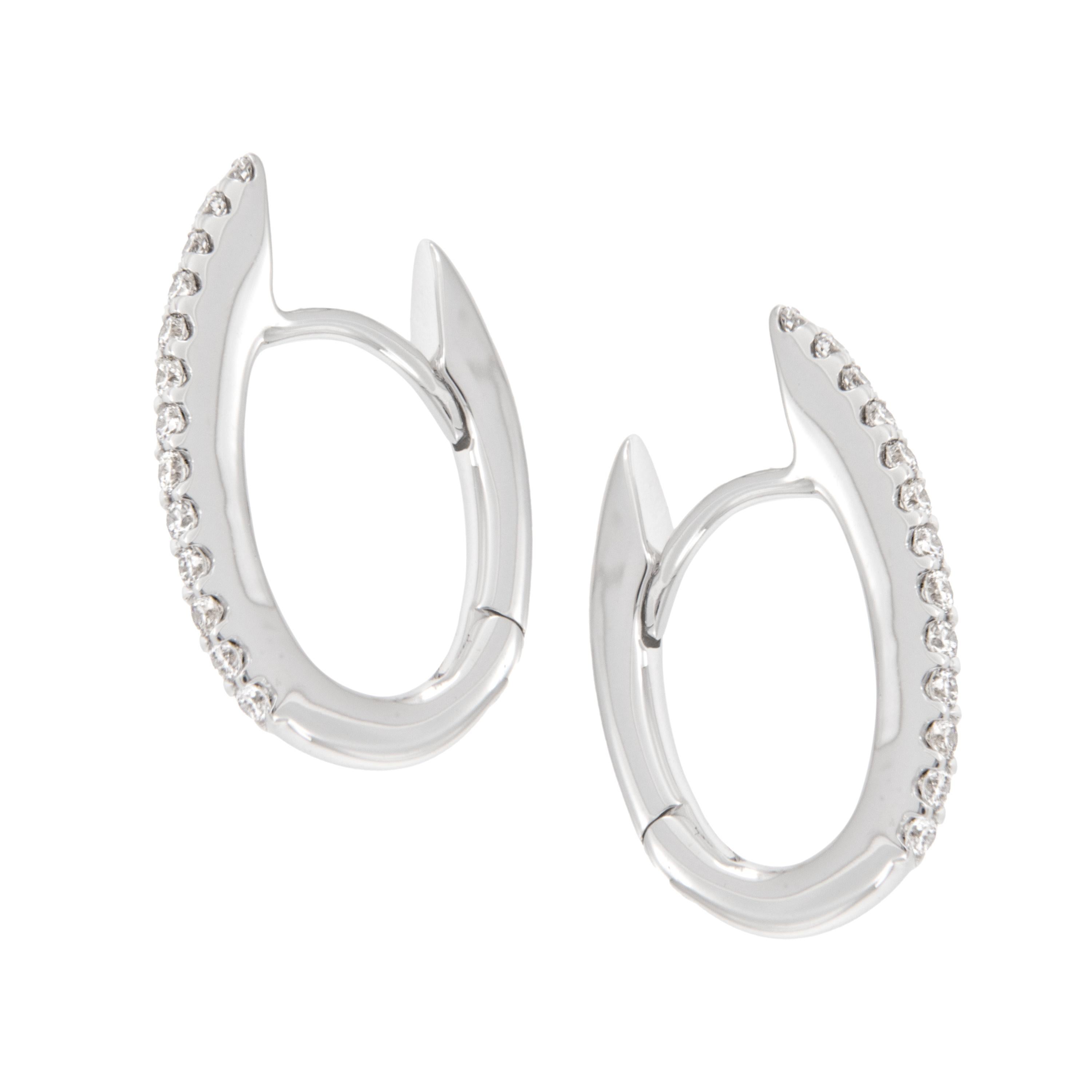 Questi orecchini carini e contemporanei sono perfetti per l'ufficio, per tutti i giorni o per quando vuoi tu! Realizzati in oro bianco 18 carati e a forma di 