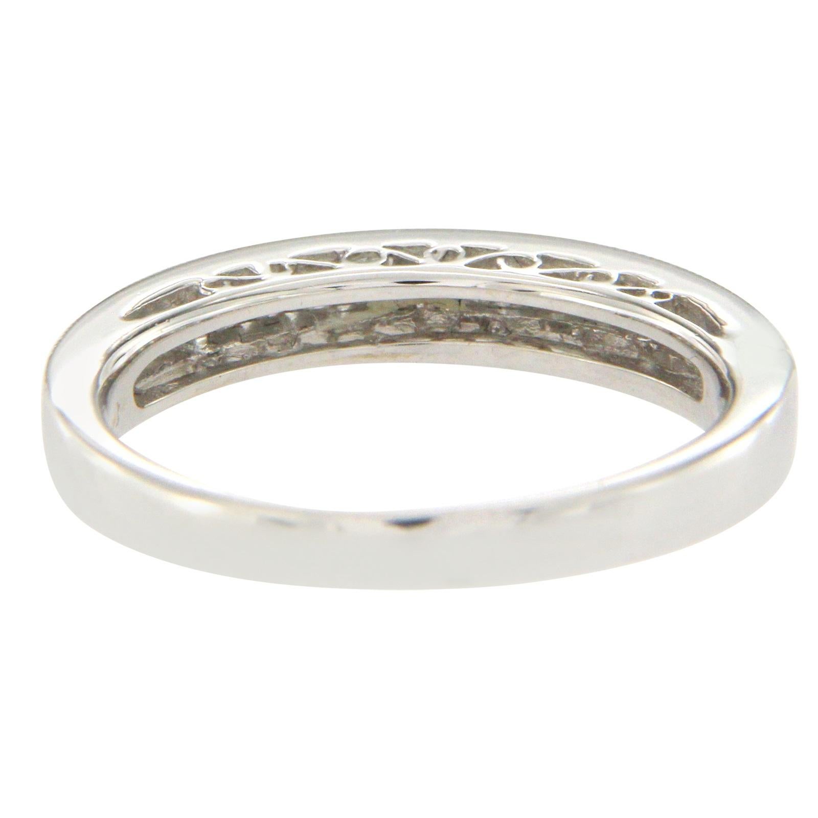 18 Karat White Gold 0.26 Carat Round Diamonds Wedding Band Ring For Sale 2