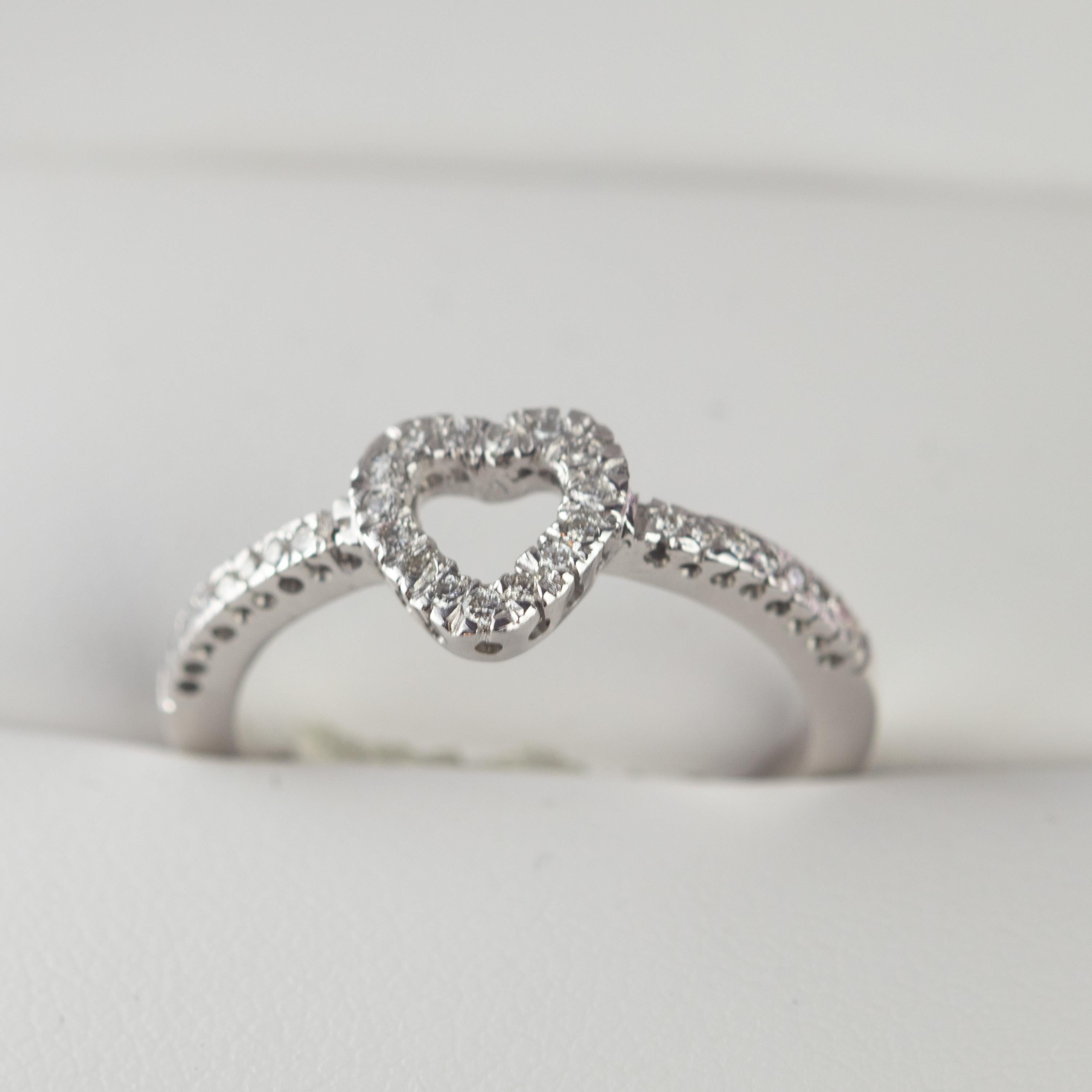 Bague à la mode de Saint-Valentin en or blanc 18 carats avec cœurs d'amour et diamants de 0,27 carat en vente 4