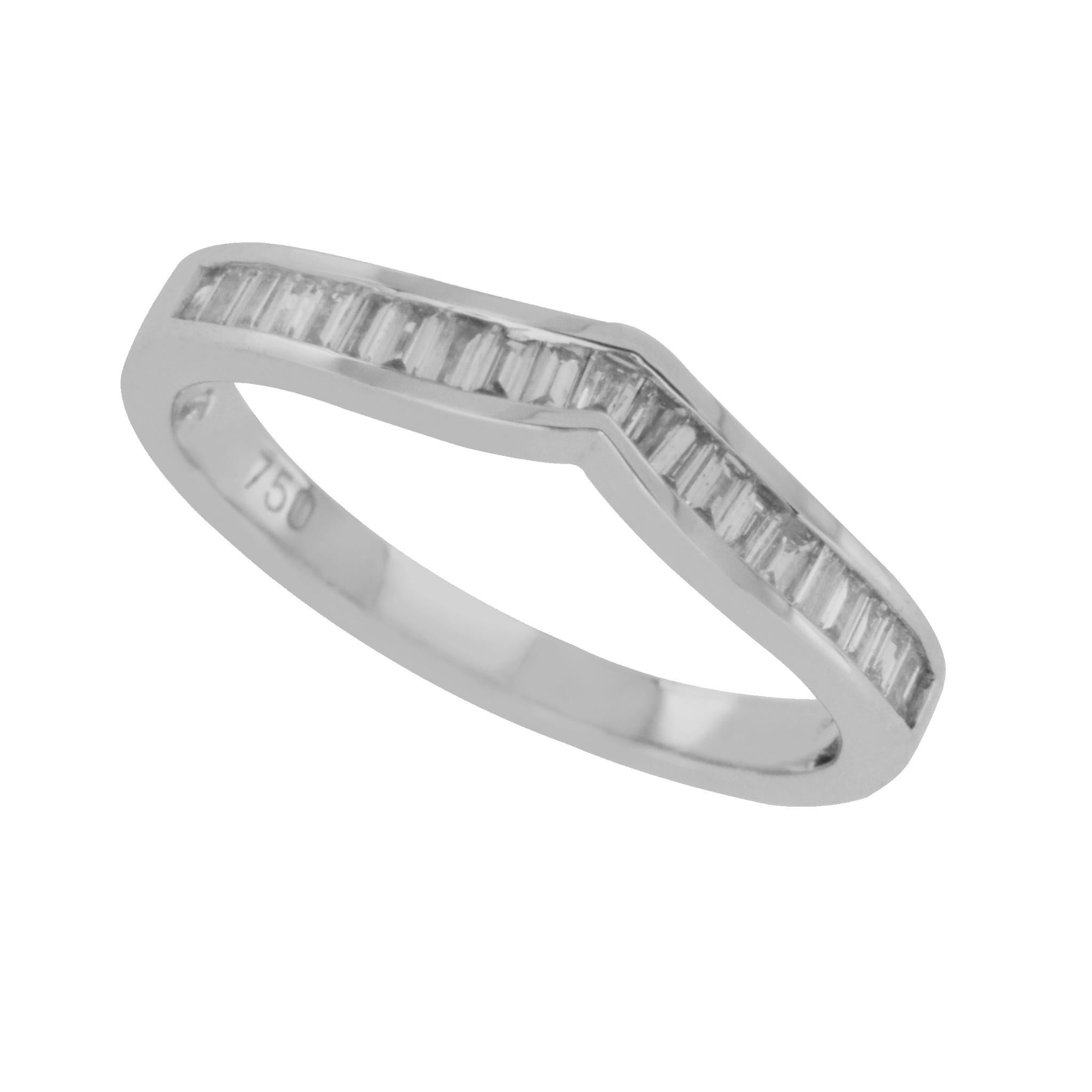 18 Karat White Gold 0.36 Carat Baguette Diamonds Chevron Wedding Band Ring For Sale
