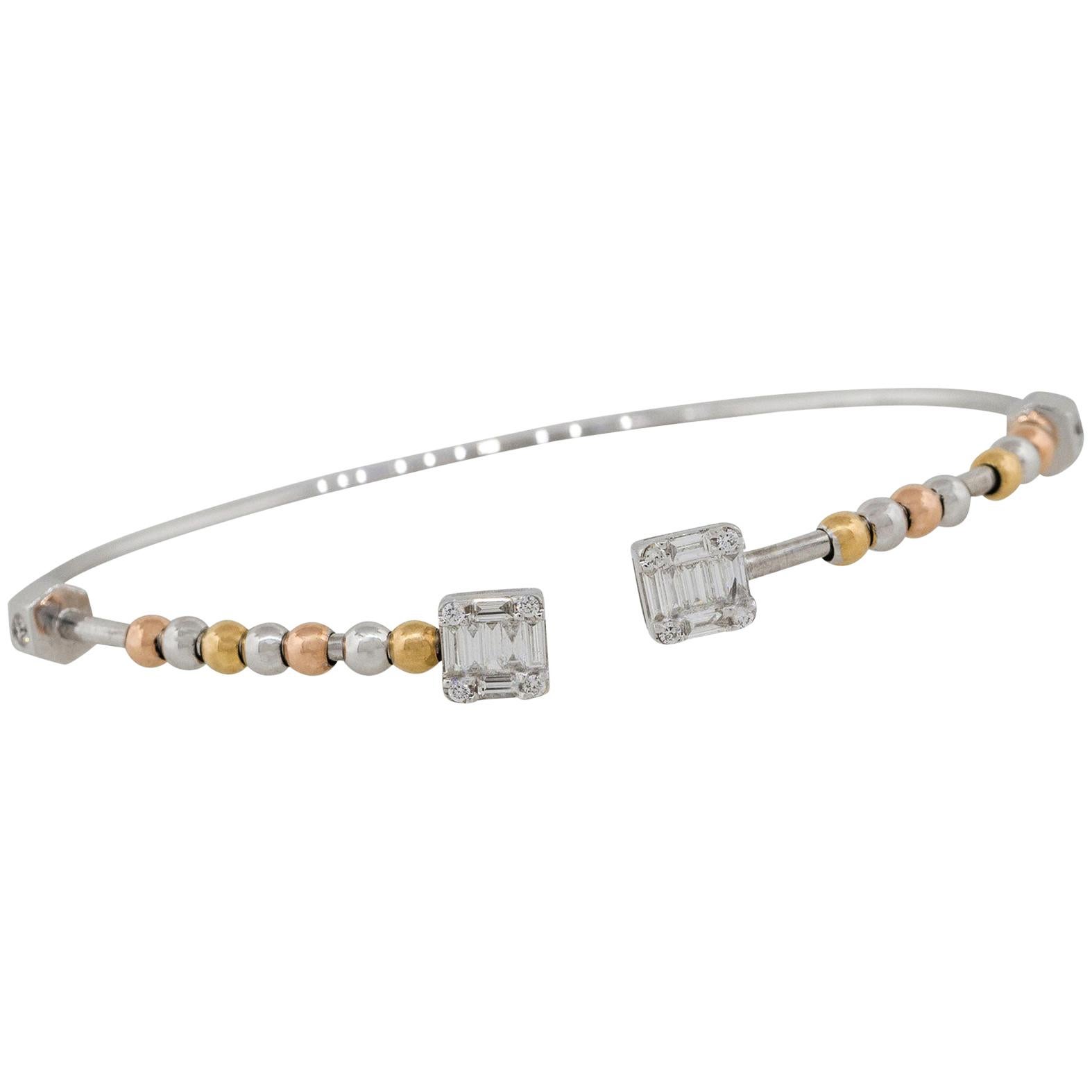 Bracelet manchette ouvert en or blanc 18 carats avec perles flottantes et diamants 0,45 carat