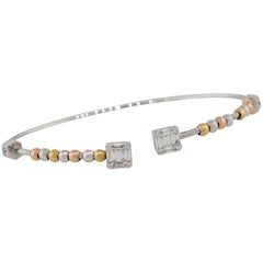 Bracelet manchette ouvert en or blanc 18 carats avec perles flottantes et diamants 0,45 carat