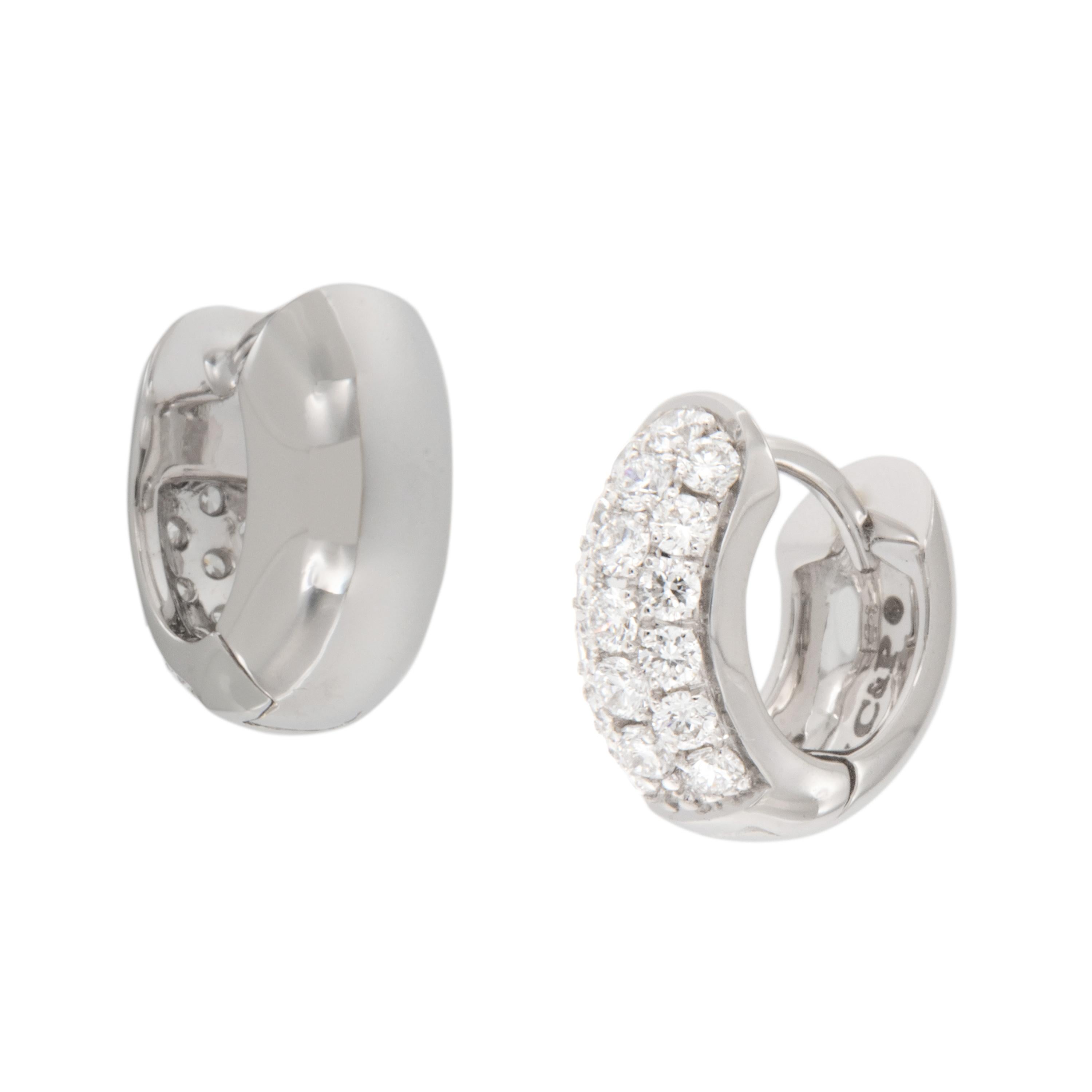 Taglio rotondo Orecchini Huggy Hoop in oro bianco 18 carati con diamanti 0,48cttw Pave in vendita