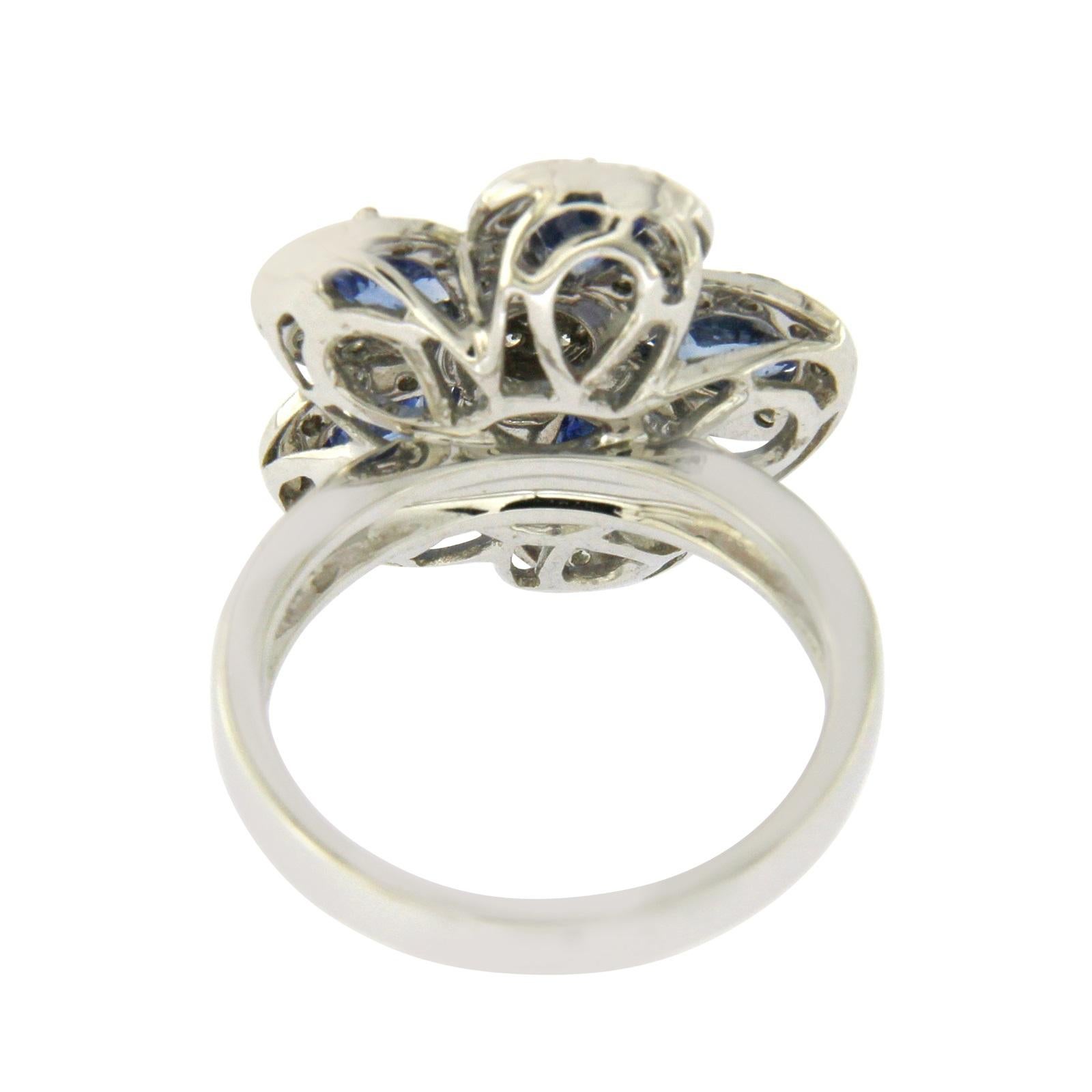 18 Karat Weißgold 0,50 Karat Diamanten und 2,20 Karat blauer Saphir Blumenring im Zustand „Hervorragend“ im Angebot in Los Angeles, CA