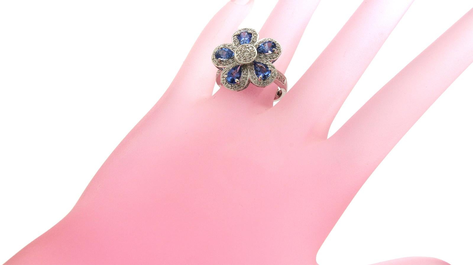 18 Karat Weißgold 0,50 Karat Diamanten und 2,20 Karat blauer Saphir Blumenring Damen im Angebot