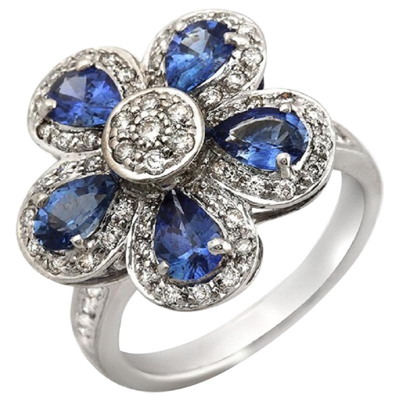 Anillo Flor de Oro Blanco de 18 Quilates 0,50 Quilates de Diamantes y 2,20 Quilates de Zafiro Azul