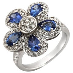 Anillo Flor de Oro Blanco de 18 Quilates 0,50 Quilates de Diamantes y 2,20 Quilates de Zafiro Azul