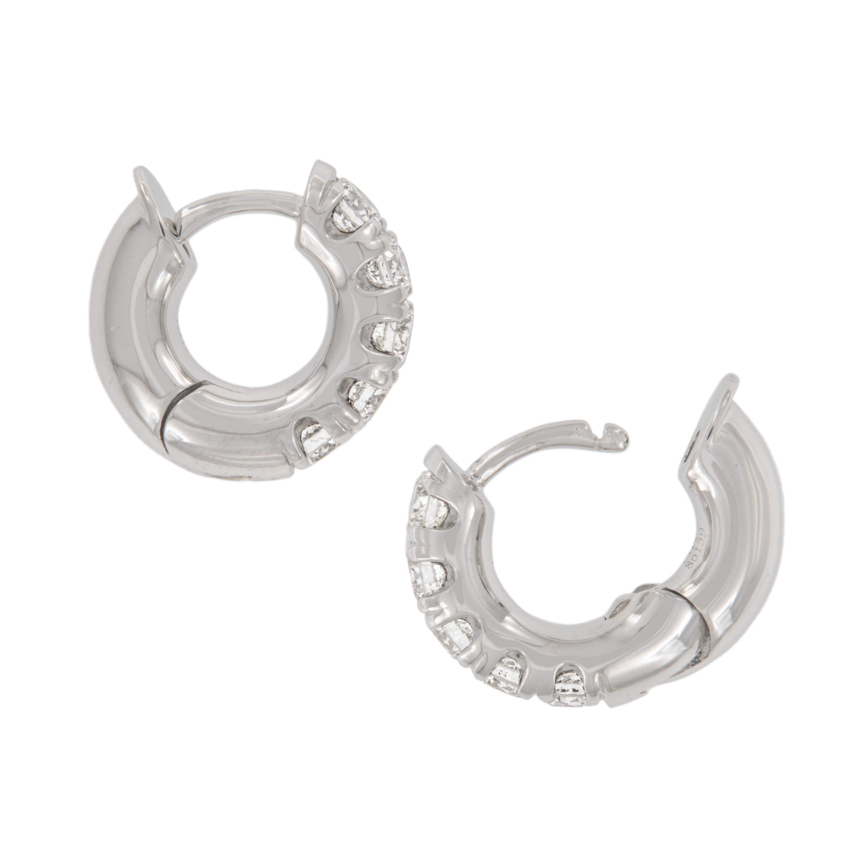 Contemporain Boucles d'oreilles « Mini » créoles en or blanc 18 carats avec diamants 0,50 carattw en vente
