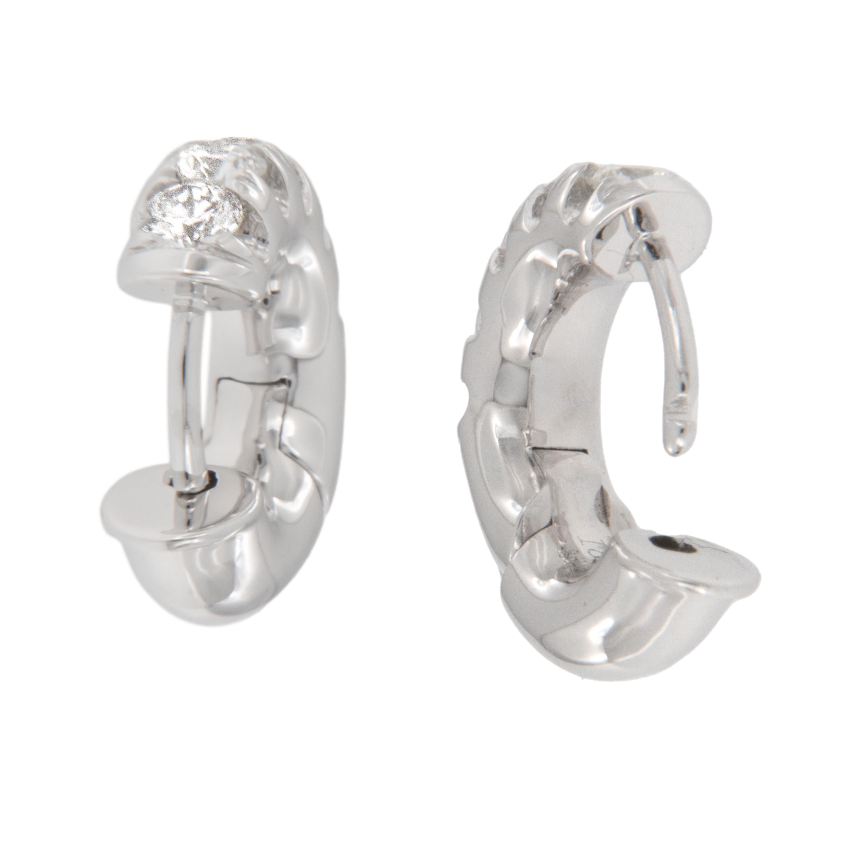 Taille ronde Boucles d'oreilles « Mini » créoles en or blanc 18 carats avec diamants 0,50 carattw en vente