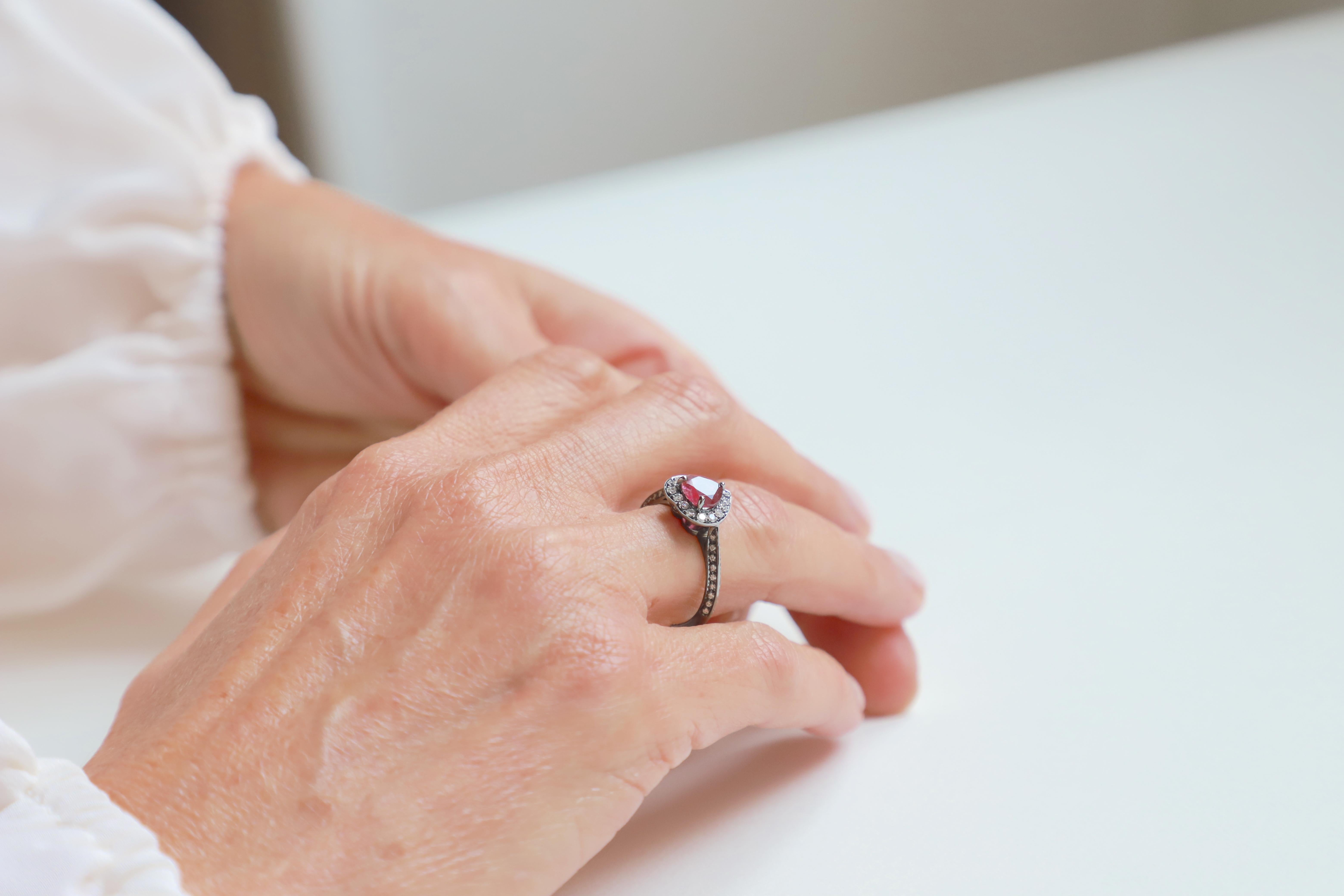 Romantique Bague d'amour en or 18 carats avec rublite et diamants blancs taille cur de 0,50 carat  en vente