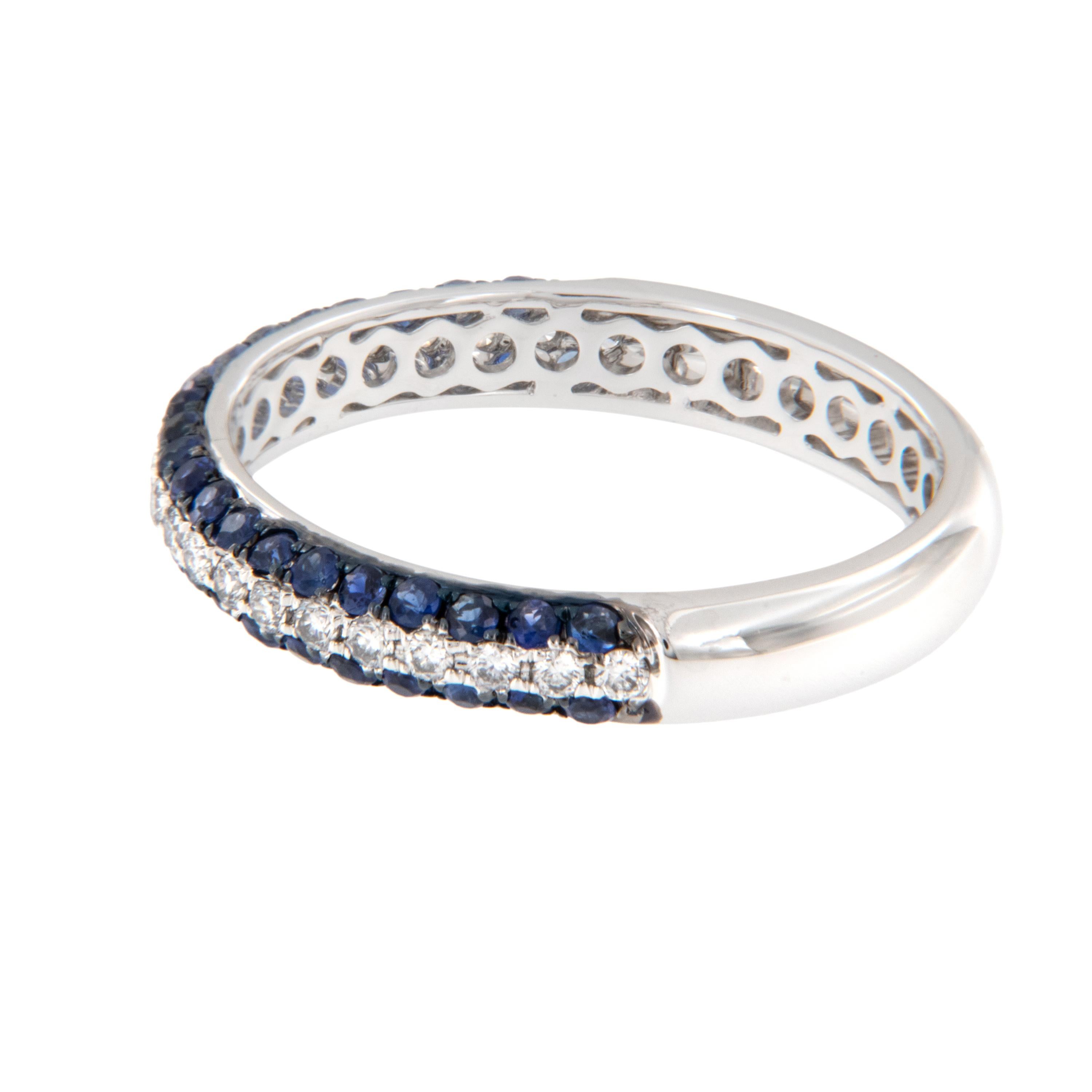Cette bague se distingue par ses lignes épurées ! 23 diamants blancs sont bordés de 44 magnifiques saphirs bleus pour un look net et soigné. Ce bracelet est fabuleux sur votre doigt seul ou empilé avec d'autres bracelets pour un look amusant. La