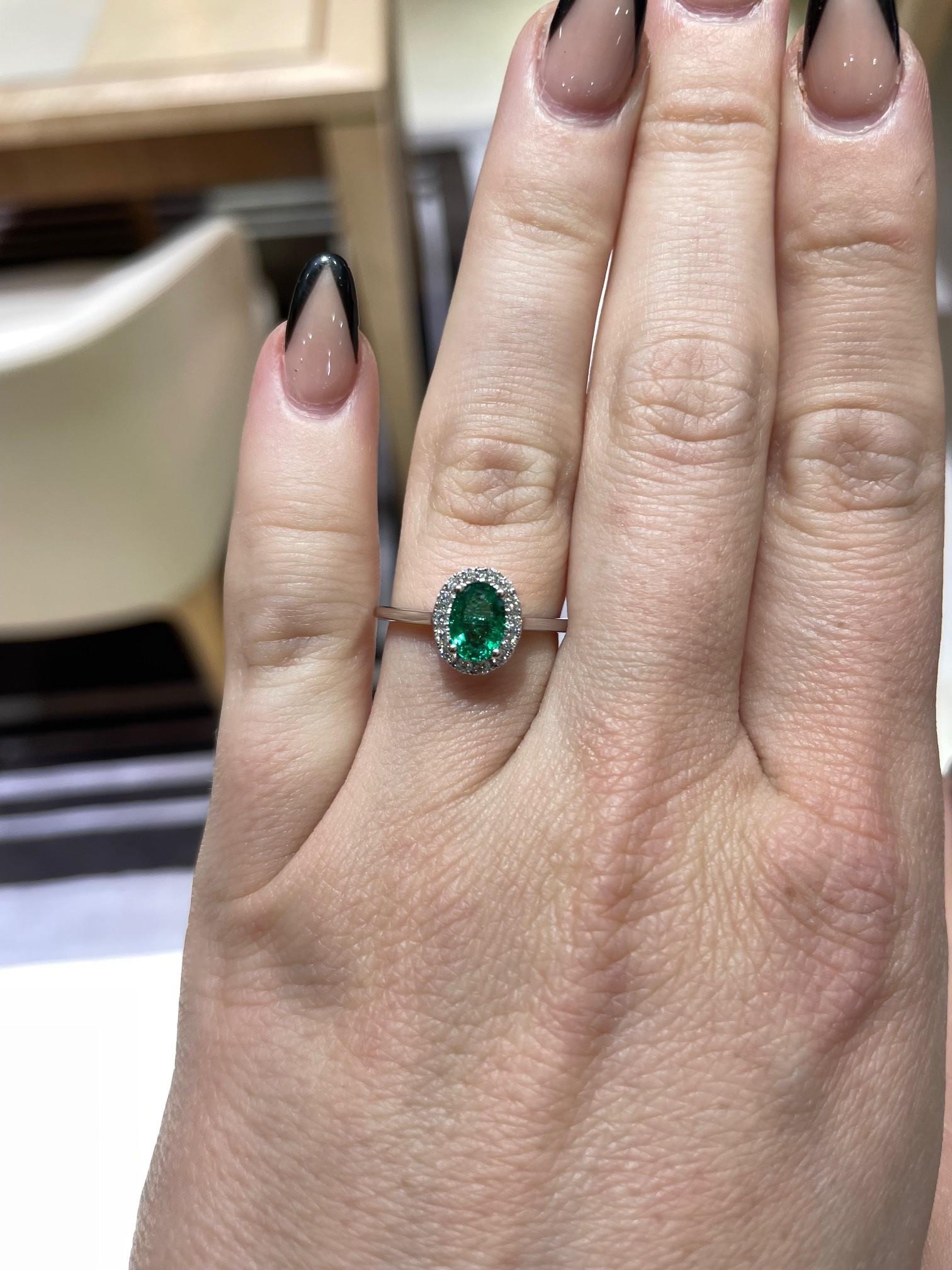 Round Cut 18 Karat White Gold 0.65 Carat Zambia Emerald and Diamond Halo Ring For Sale
