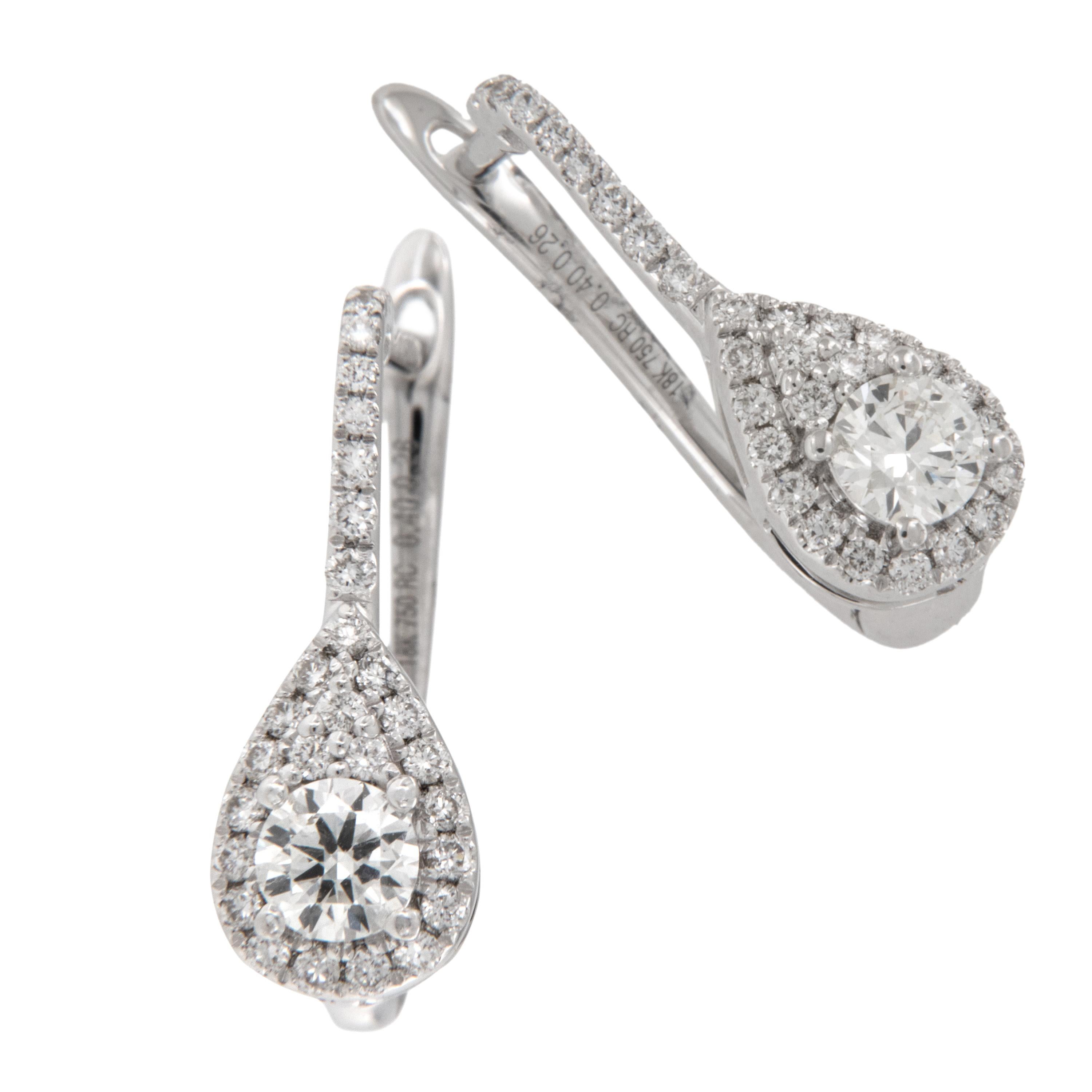 Questi deliziosi orecchini a goccia presentano 0,66 Cttw di diamanti pregiati incastonati in stile pave' aureola per un look accattivante. Realizzati in ricco oro bianco da 18 carati con perni e leveback per una maggiore sicurezza, ti piaceranno