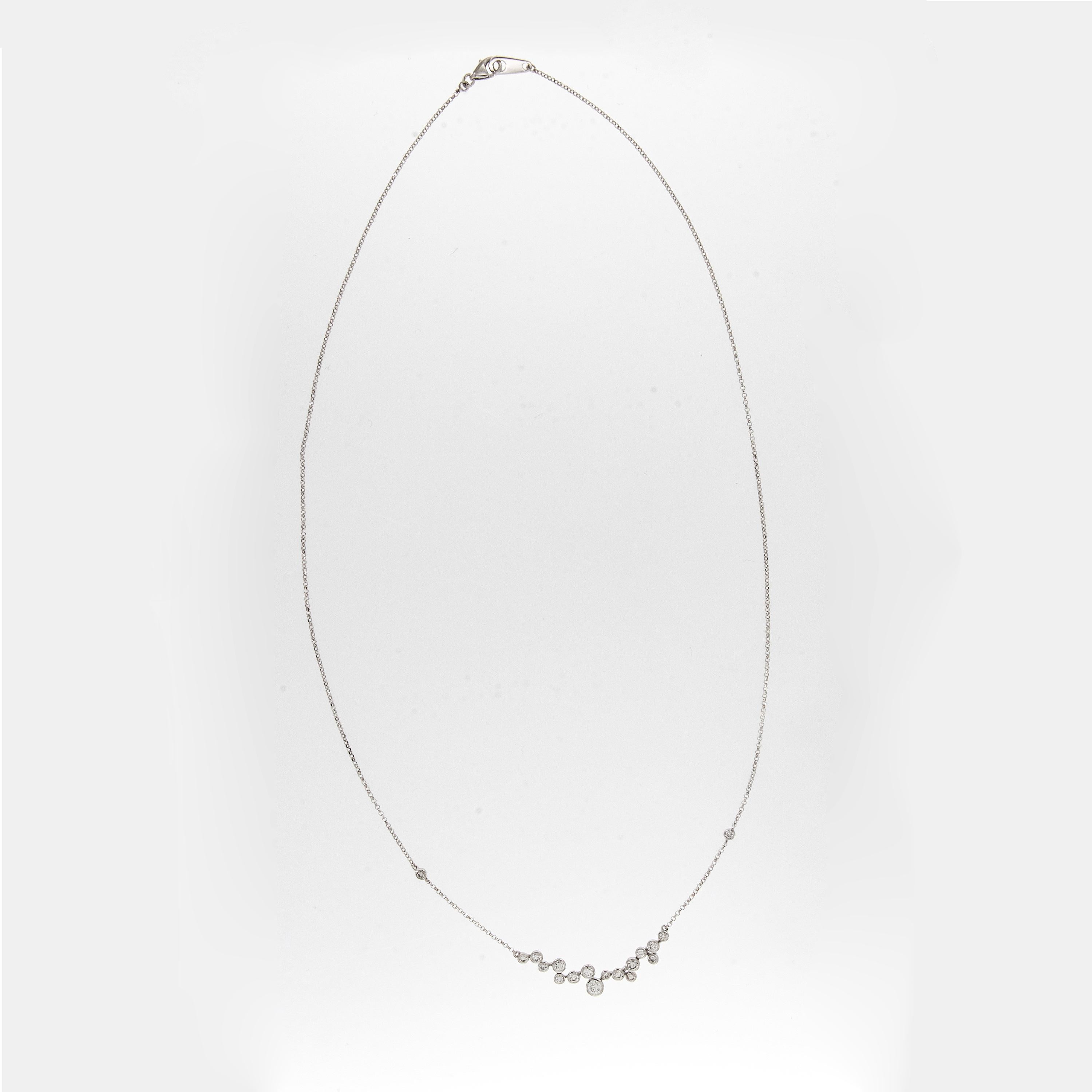 ¡Esto es para esa persona burbujeante de tu vida! Realizada en rico oro blanco de 18 quilates con 18 diamantes redondos talla brillante engastados en bisel en divertido estilo burbuja = 0,67 Cttw (VS, G-H). El collar mide 18