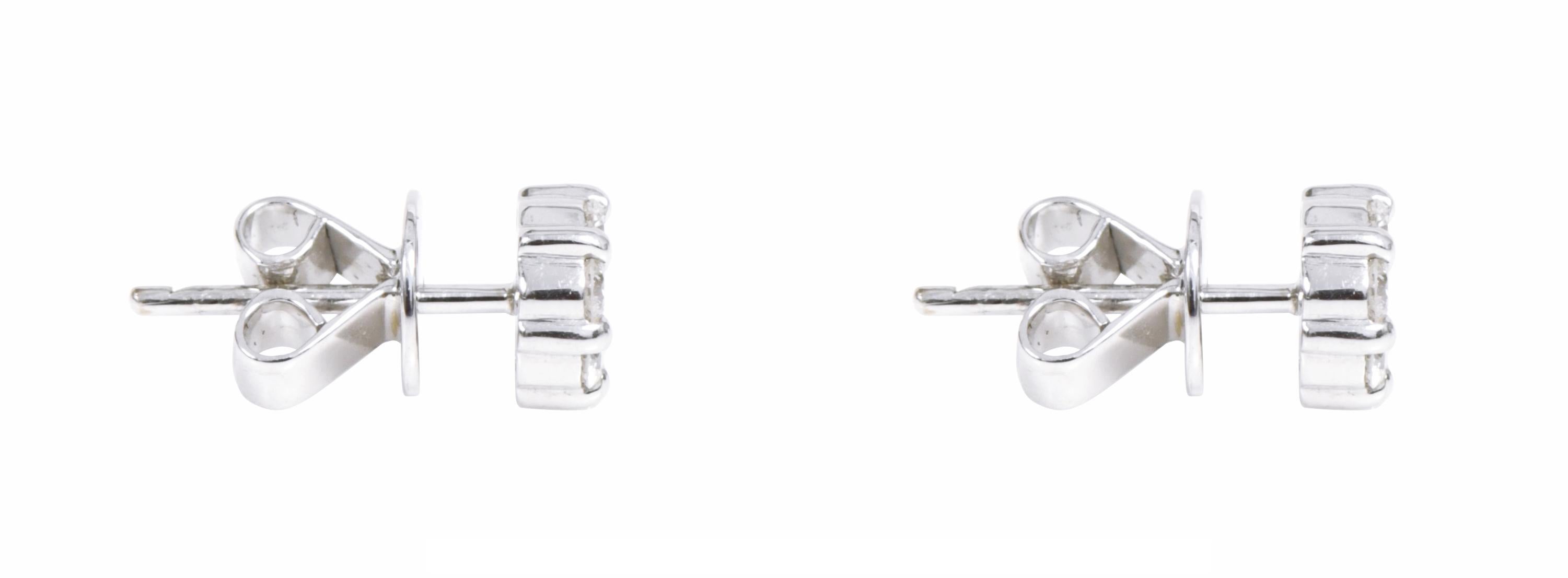 Clous d'oreilles en or blanc 18 carats sertis d'un diamant de 0,68 carat Pour femmes en vente