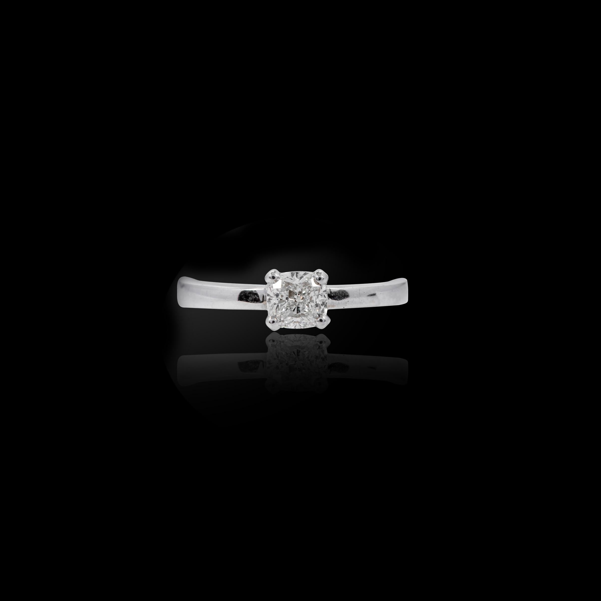 Moderne Bague de fiançailles solitaire en or blanc 18 carats avec diamants taille coussin de 0,70 carat en vente