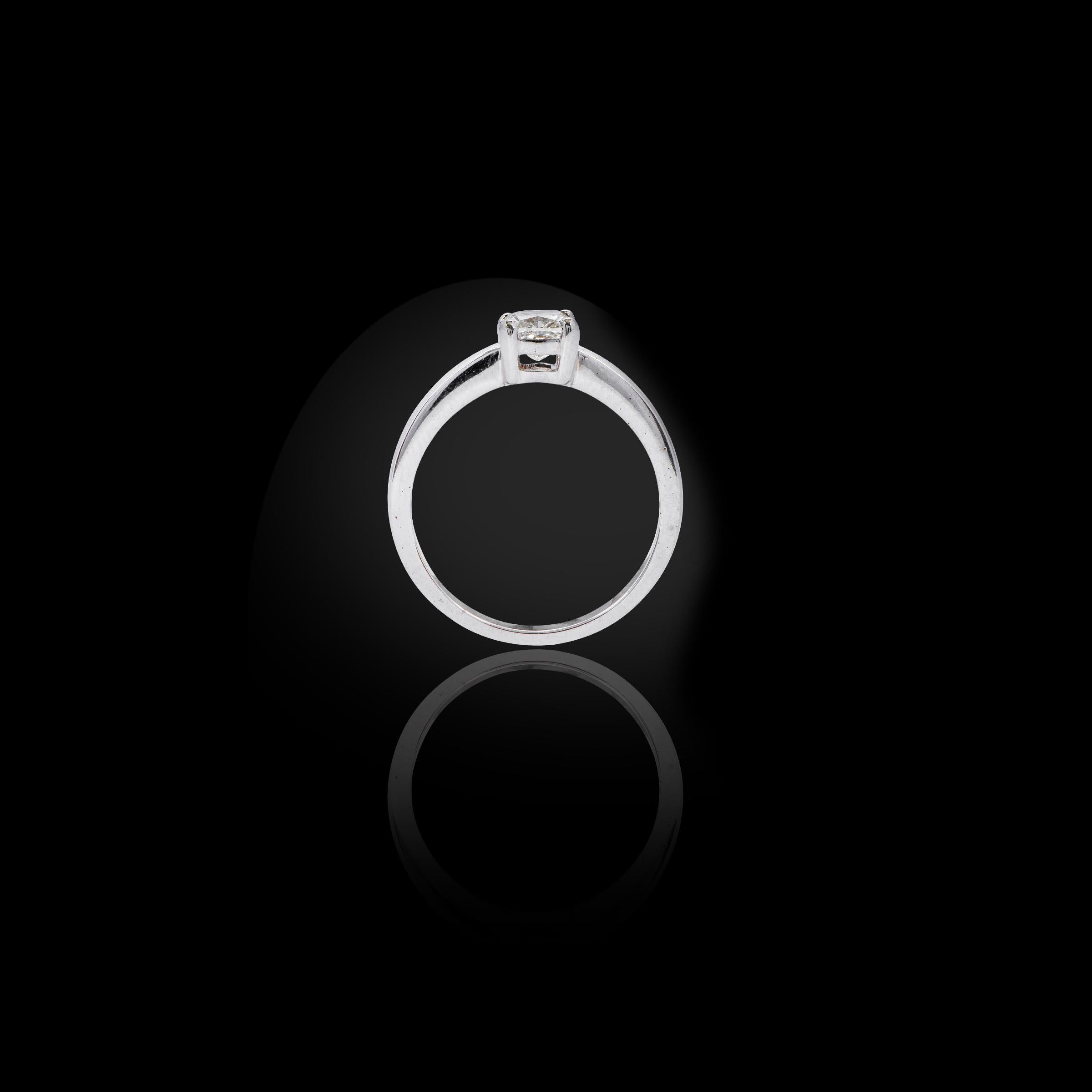 18 Karat White Gold 0.70 Carat Diamond Cushion-Cut Solitaire Engagement Ring For Sale 1