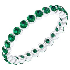 18 Karat White Gold 0.75 Carat Emerald Infinity Band Ring