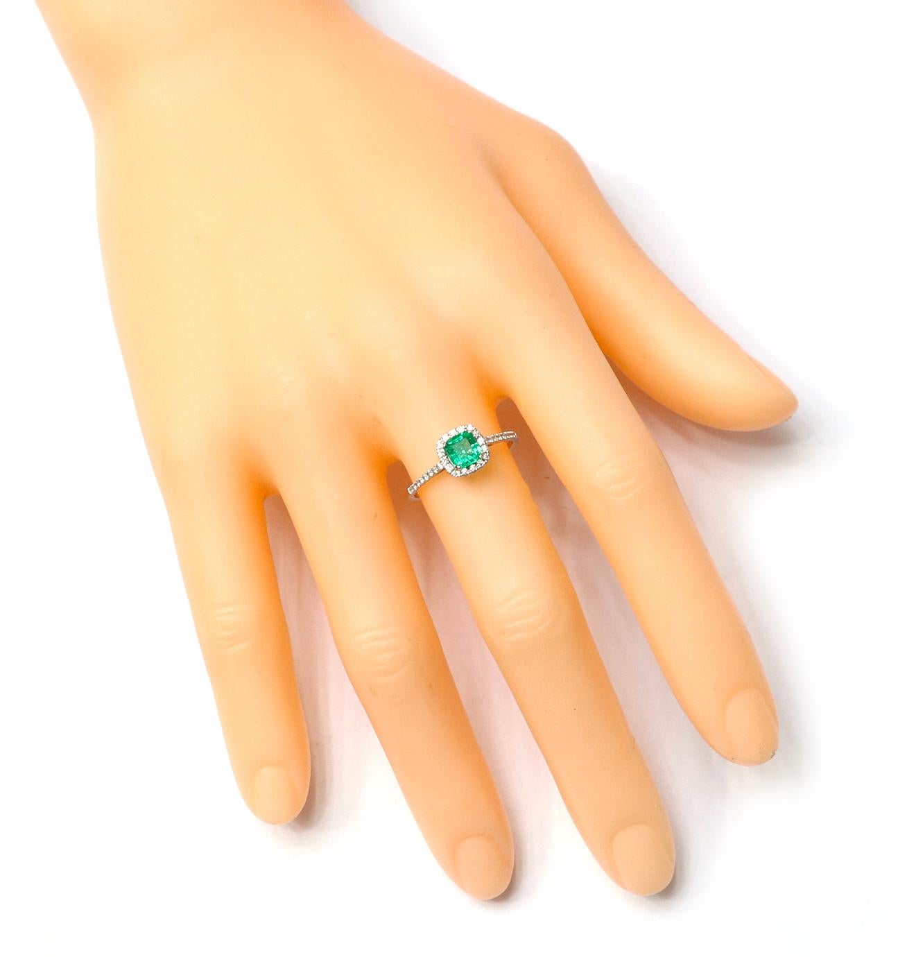18 Karat Weißgold 0,79 Karat Natürlicher Smaragd und Diamant Halo Cluster Ring (Moderne) im Angebot