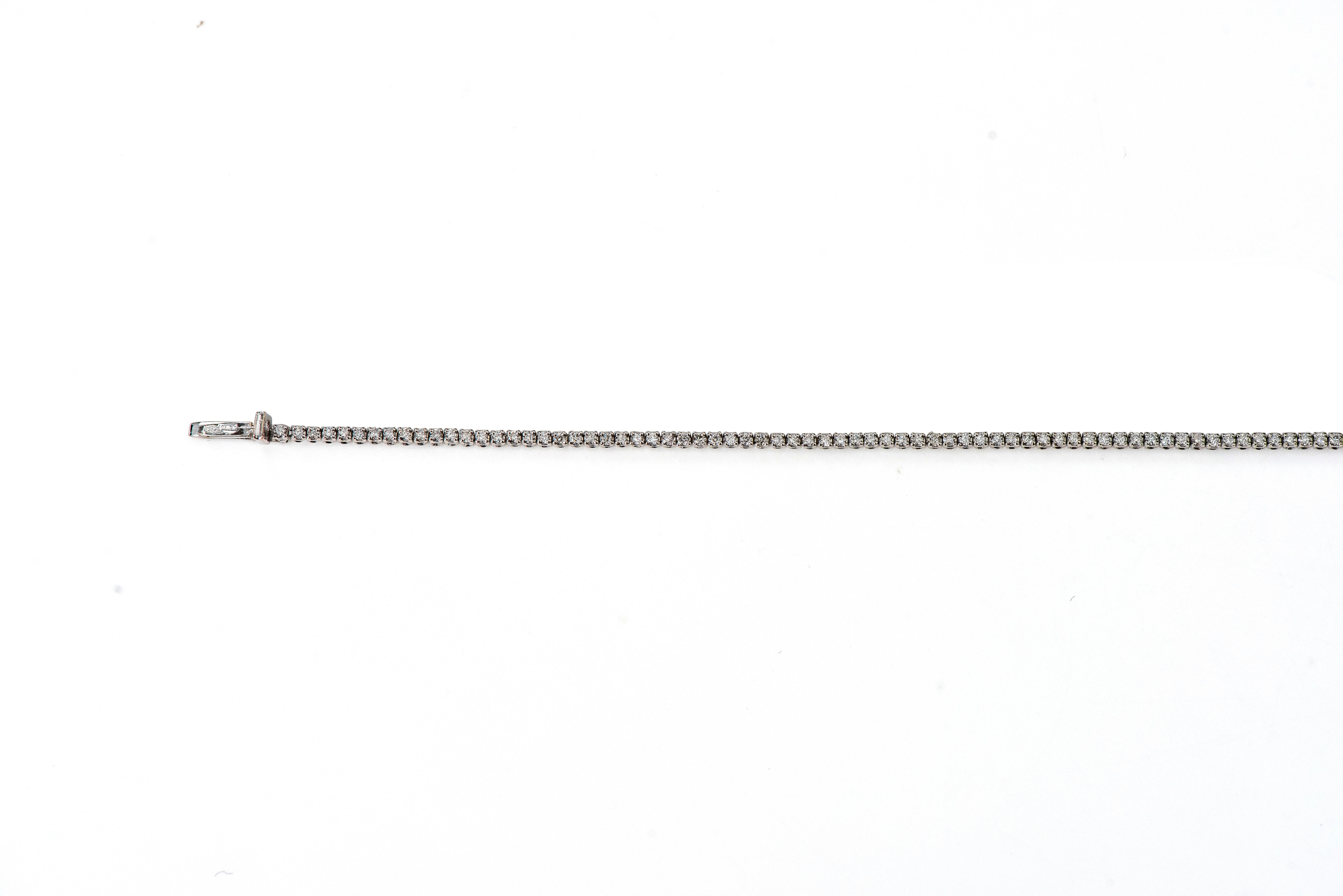 18 Karat Weißgold 0::82 Karat Brillantschliff Diamant Tennisarmband (Moderne) im Angebot