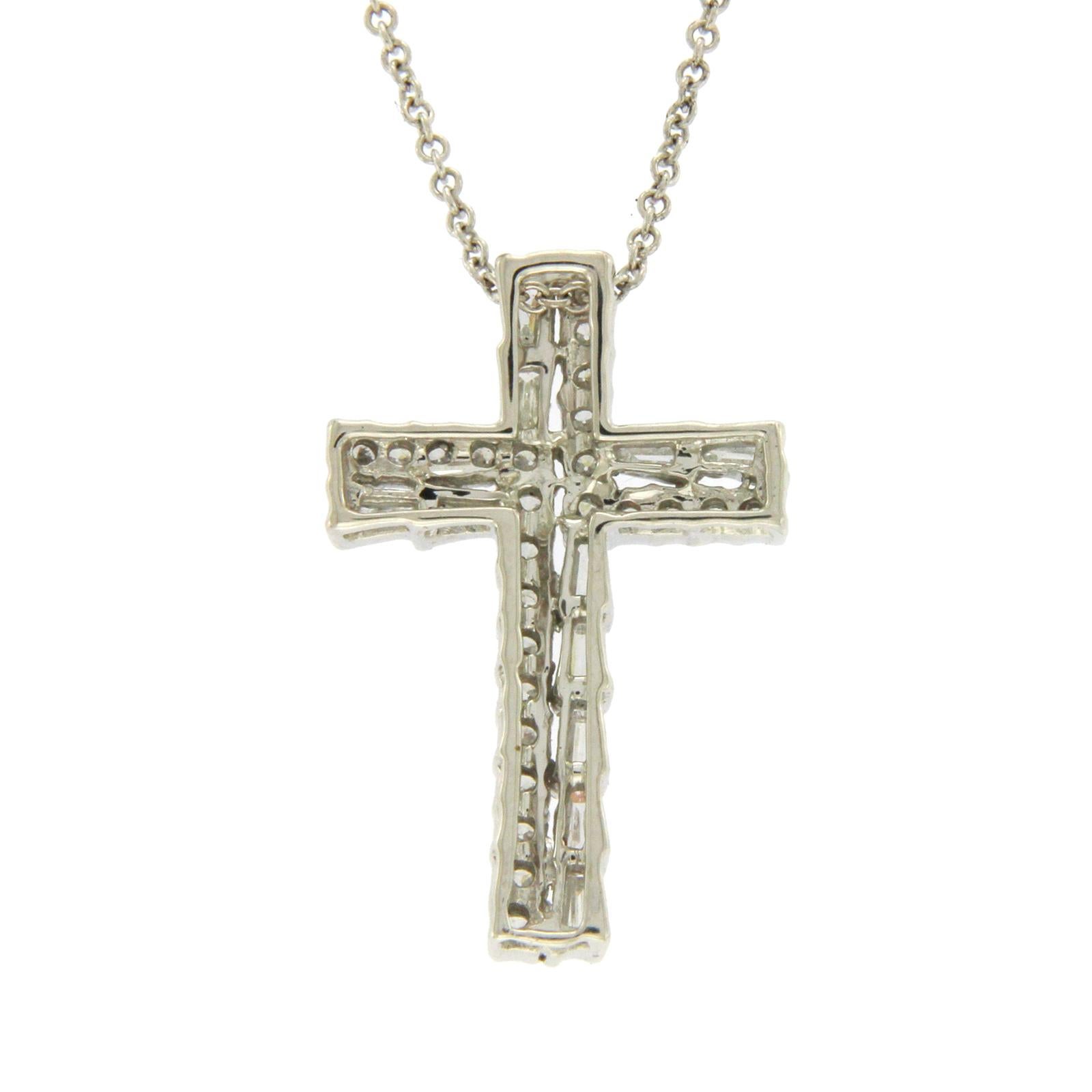 18 Karat White Gold 0.83 Carat Round and Baguette Diamonds Cross Necklace In Excellent Condition In Los Angeles, CA