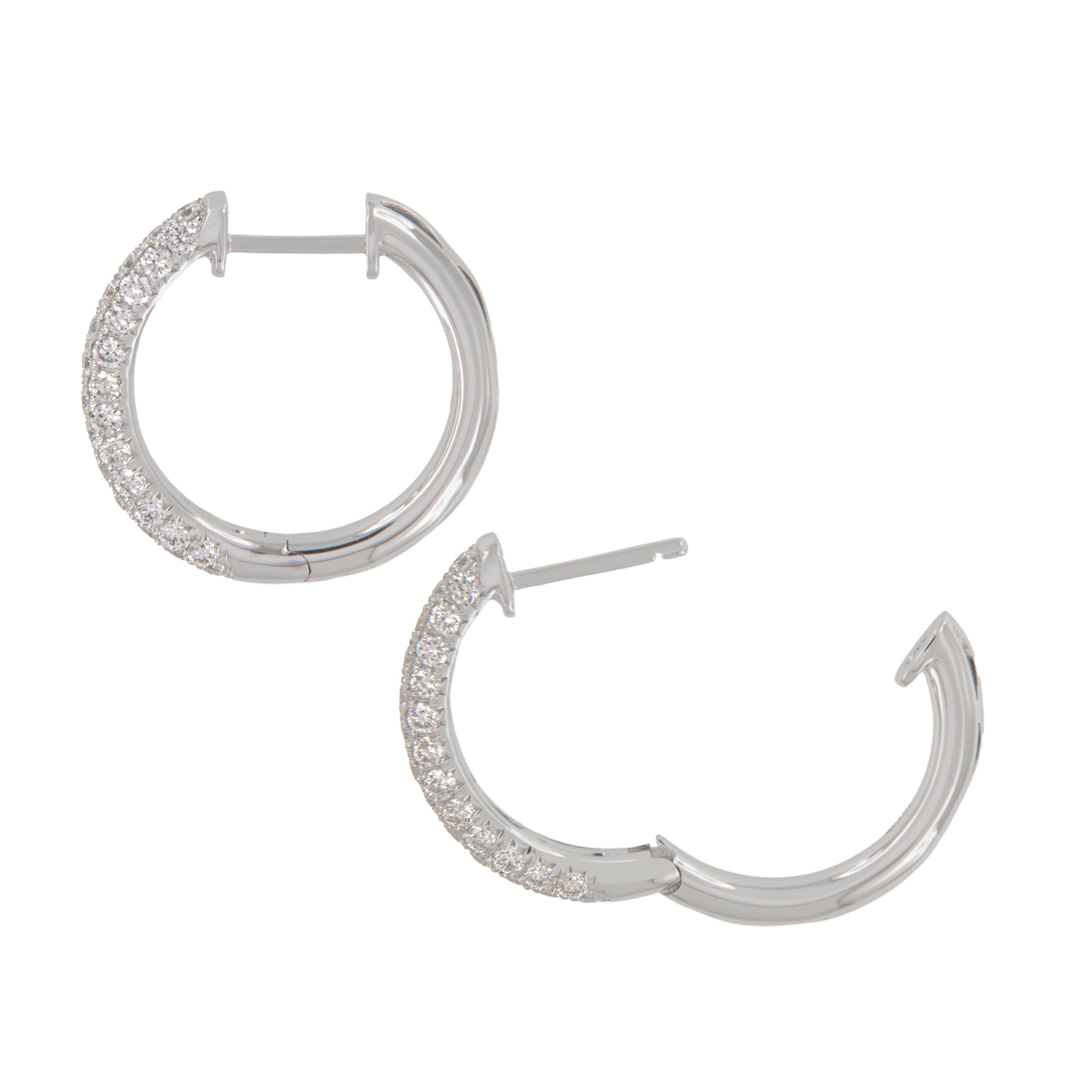 Contemporaneo Orecchini a cerchio in oro bianco 18 carati con pave di diamanti da 0,91 carati in vendita