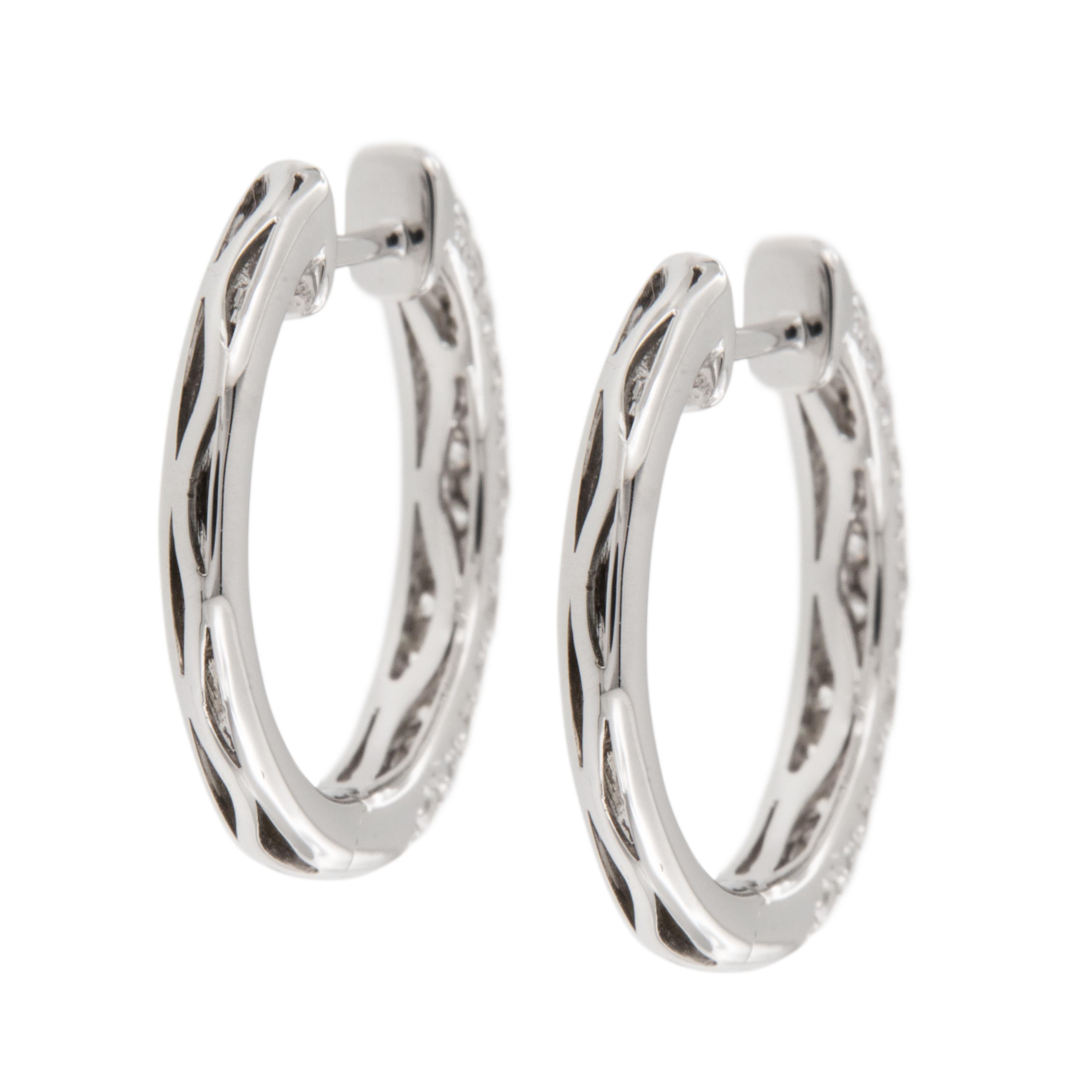 Taglio rotondo Orecchini a cerchio in oro bianco 18 carati con pave di diamanti da 0,91 carati in vendita