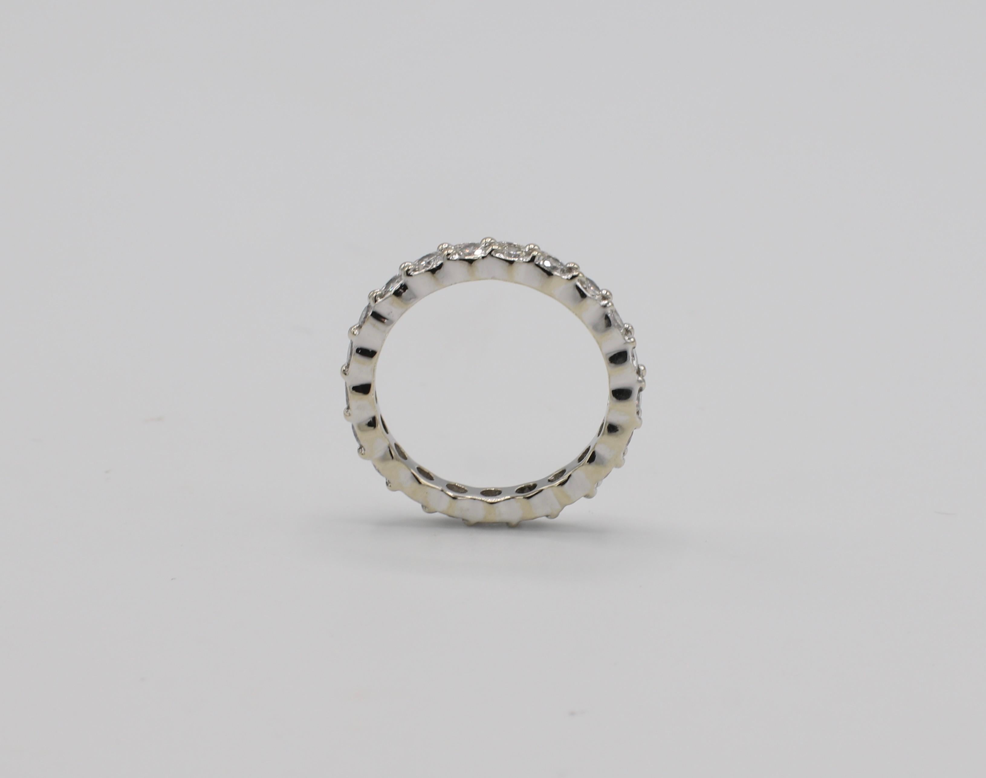 Eternity-Ring aus 18 Karat Weißgold mit 1 Karat natürlichem Diamant (Rundschliff)