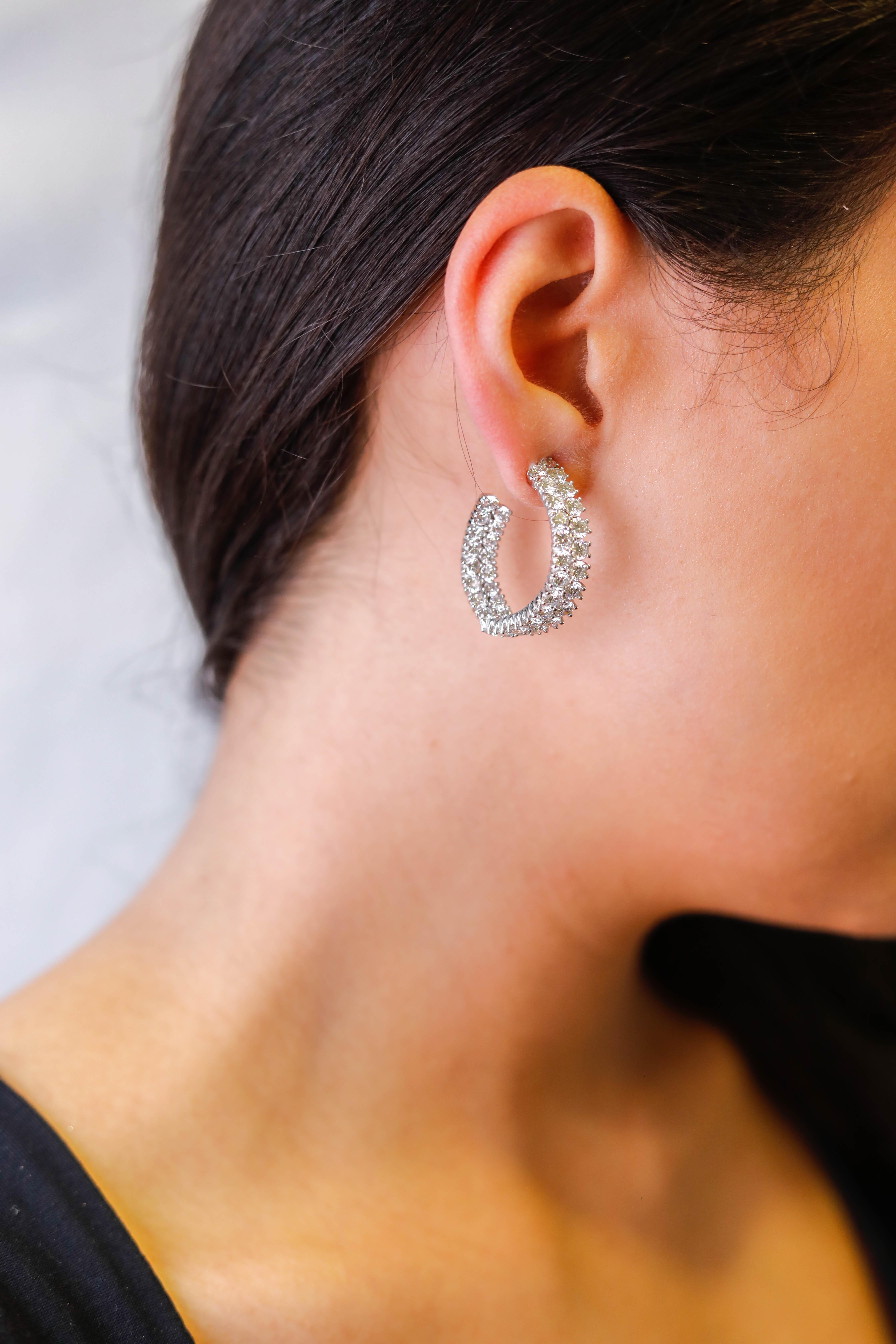 18 Karat White Gold 10 Carat Round White Diamond Fine Hoop Earrings Jewelry

The light really frisks in these Hoop Style Earrings making them sophisticated in every way. Fashioned in 18k Solid White Gold, these earrings are layered in a double row