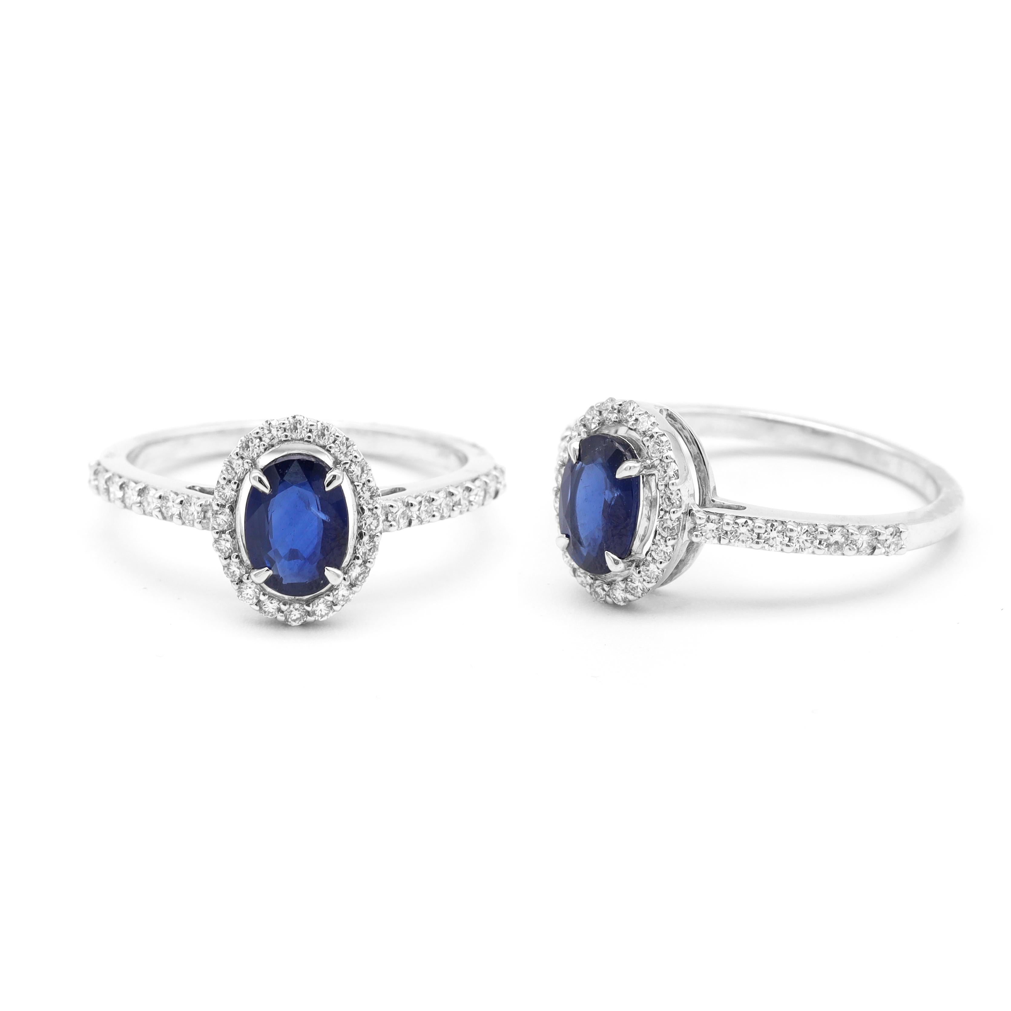 18 Karat Weißgold 1,00 Karat Blauer Saphir und Diamant Halo Cluster Ring (Ovalschliff) im Angebot