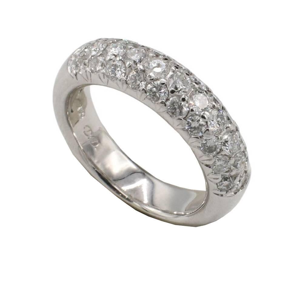 18 Karat Weißgold 1,00 Karat Naturdiamant-Kuppelring 
Metall: 18k Weißgold
Gewicht: 6.82 Gramm
Diamanten: Ca. 1,00 CTW G SI runde natürliche Diamanten
Größe: 5 (US)
Höhe: 4.5 mm
Breite: 5.2 mm
LOR F35000909
