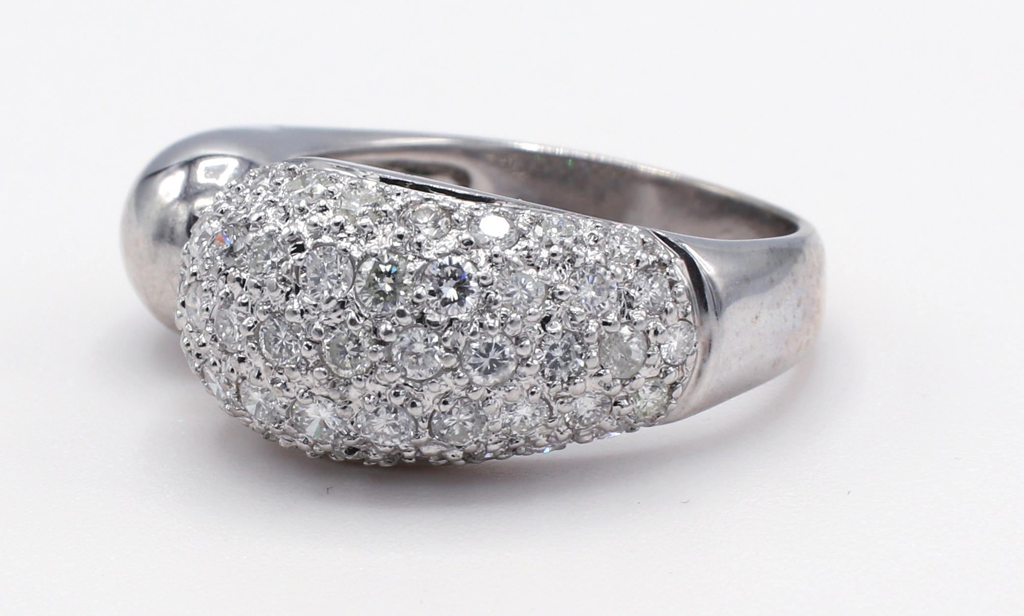 18 Karat Weißgold 1,00 Karat Pave Diamant-Kuppelring 
Metall: 18k Weißgold
Gewicht: 7,28 Gramm
Diamanten: Ca. 1,00 CTW G-H VS
Größe: 7.5 (US)
Breite: 3 - 10 mm