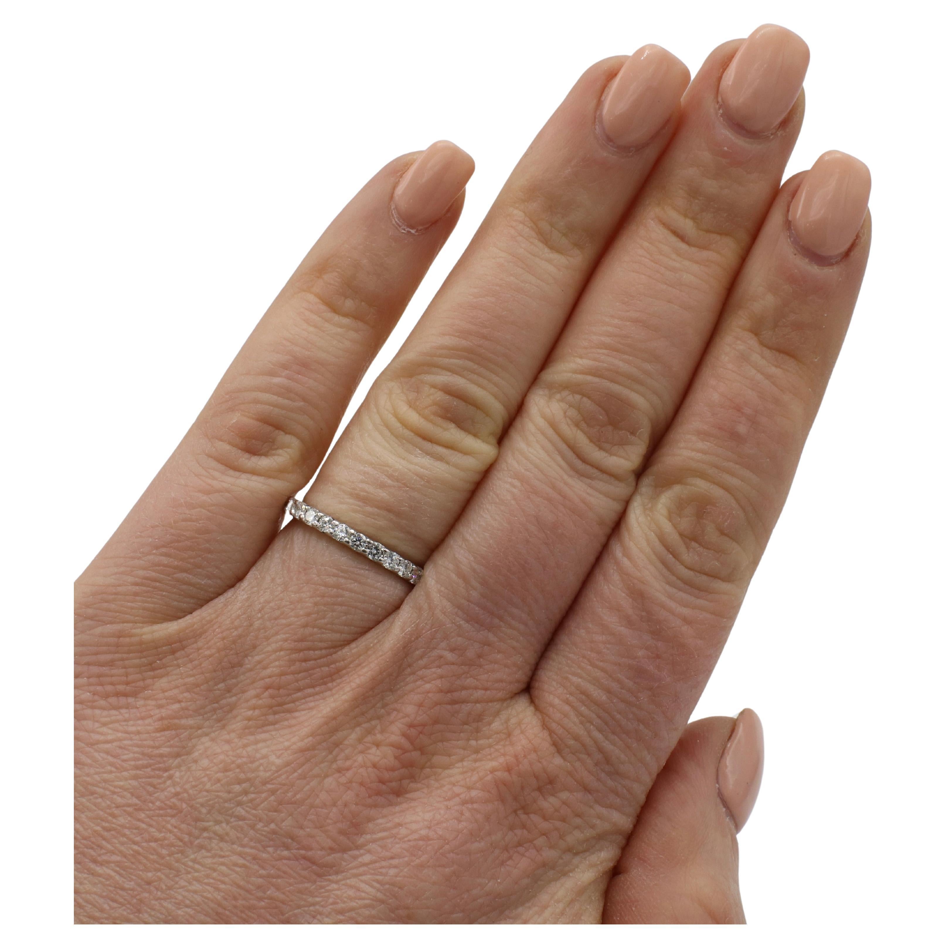 18 Karat Weißgold 1,00 Karat runder natürlicher Diamant Eternity Band Ring  (Rundschliff) im Angebot