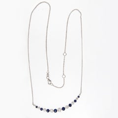 Collar Barra Curva Oro Blanco 18 Kilates 1.00 Cttw Diamante & 1.22 Cttw Zafiro