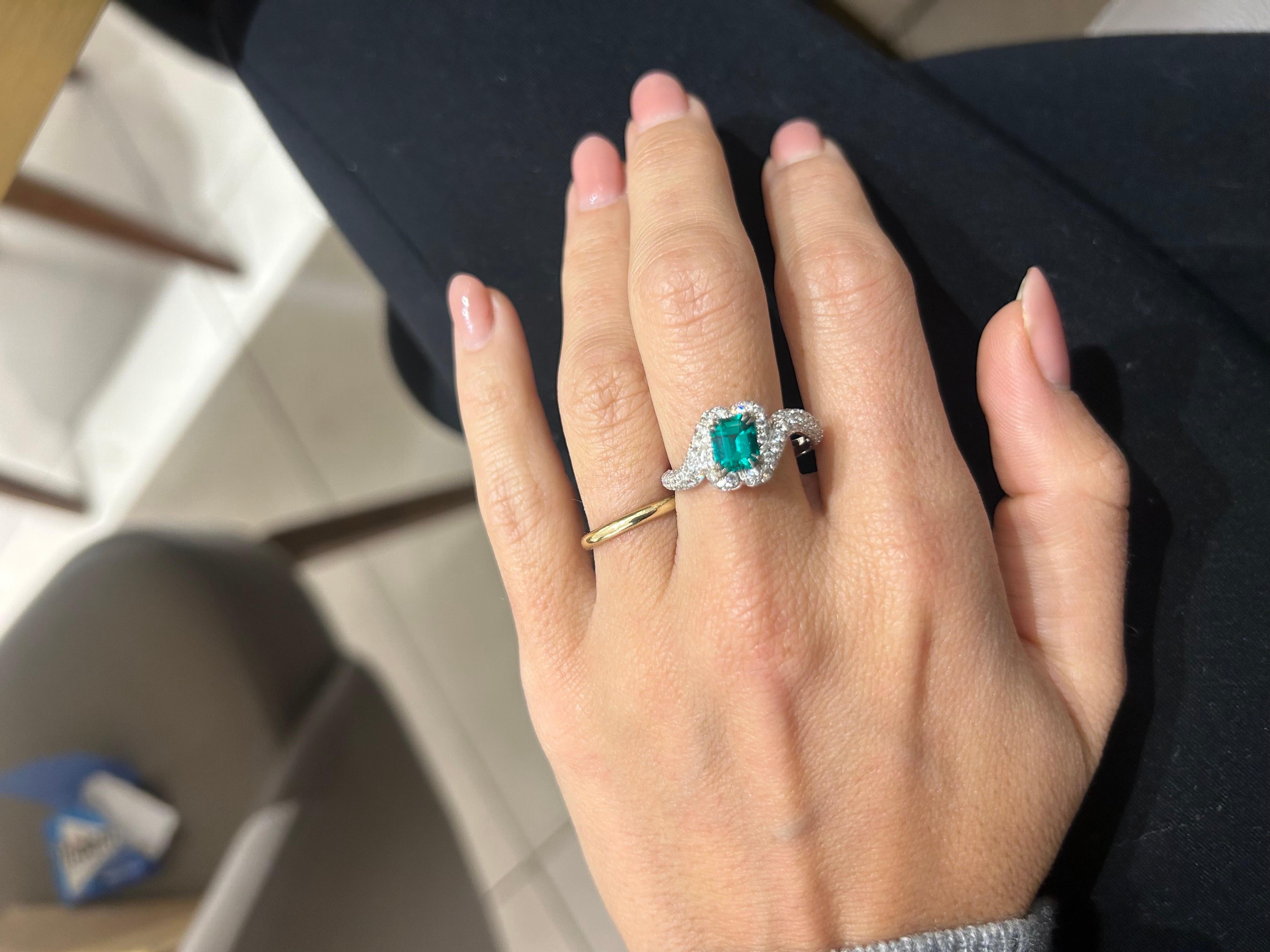 18 Karat White Gold 1.01 Ct Colombian Emerald and 1.01 Ct. Diamond Ring For Sale 4