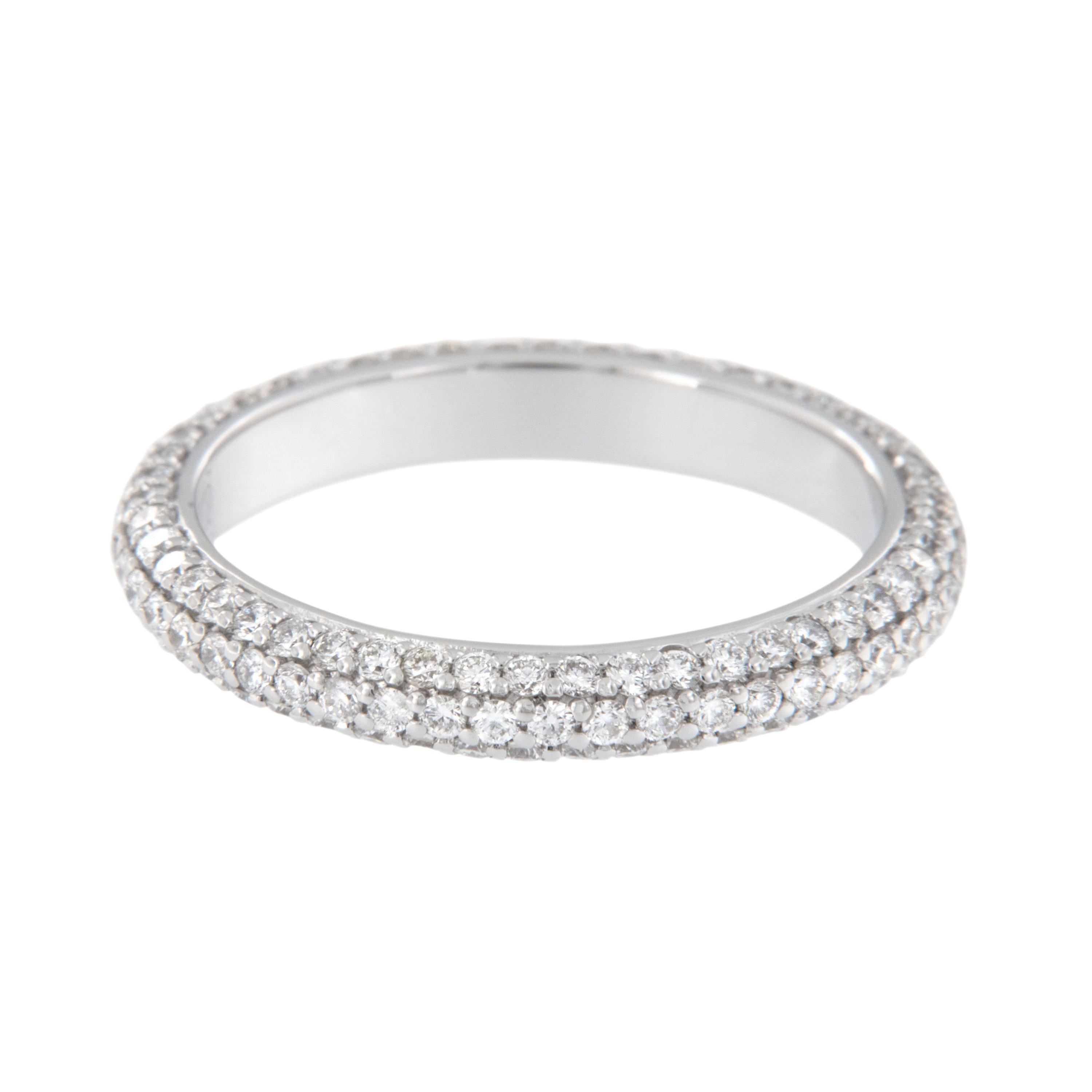 Fantastique seul ou empilé avec d'autres anneaux ! Etant éternelle, elle est toujours parfaite ! Cette bague royale en or blanc 18 carats est littéralement 