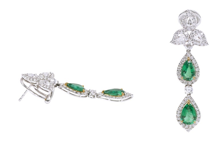 Contemporary 18 Karat White Gold 10.46 Carat Natural Emerald and Diamond Dangle Earrings For Sale