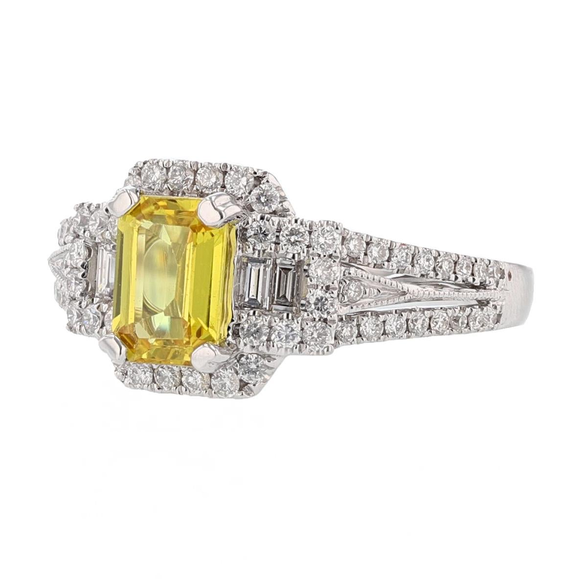 Cette bague est sertie d'or blanc 18 carats. La pierre centrale est un saphir jaune de taille émeraude pesant 1.07 carats et est sertie à la pointe. La monture comporte 64 diamants taille ronde pesant 0,46 ct et 4 diamants baguette pesant 0,15 ct.