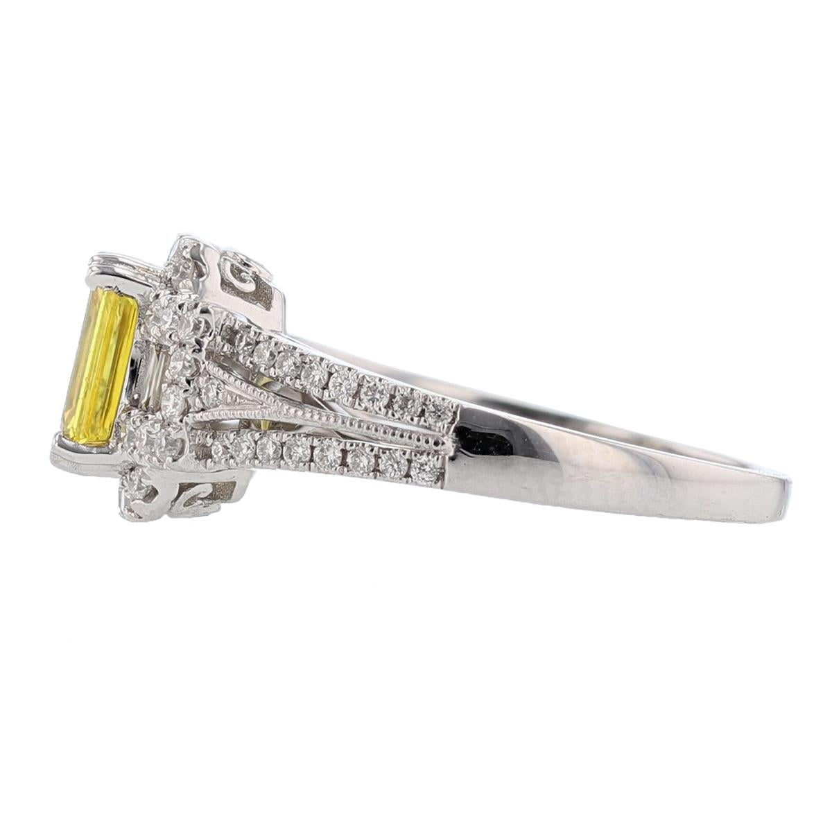 Contemporain Bague en or blanc 18 carats avec diamants et saphir jaune taille émeraude de 1,07 carat en vente