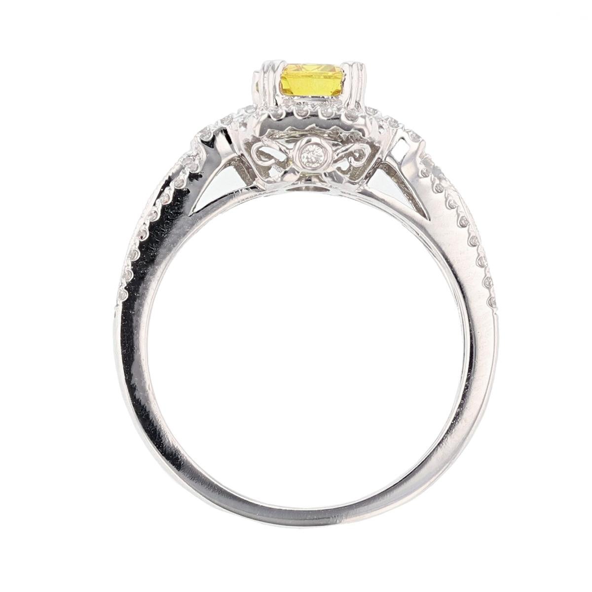 Taille émeraude Bague en or blanc 18 carats avec diamants et saphir jaune taille émeraude de 1,07 carat en vente