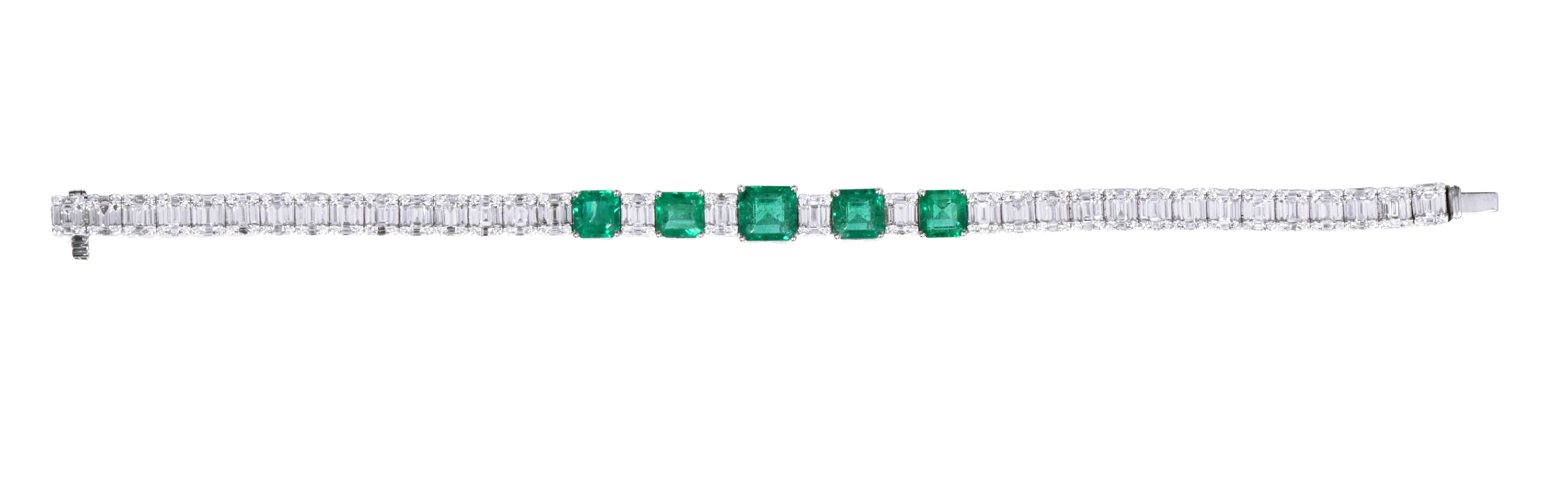 Contemporary 18 Karat White Gold 10.95 Carat Natural Emerald and Diamond Modern Bracelet For Sale