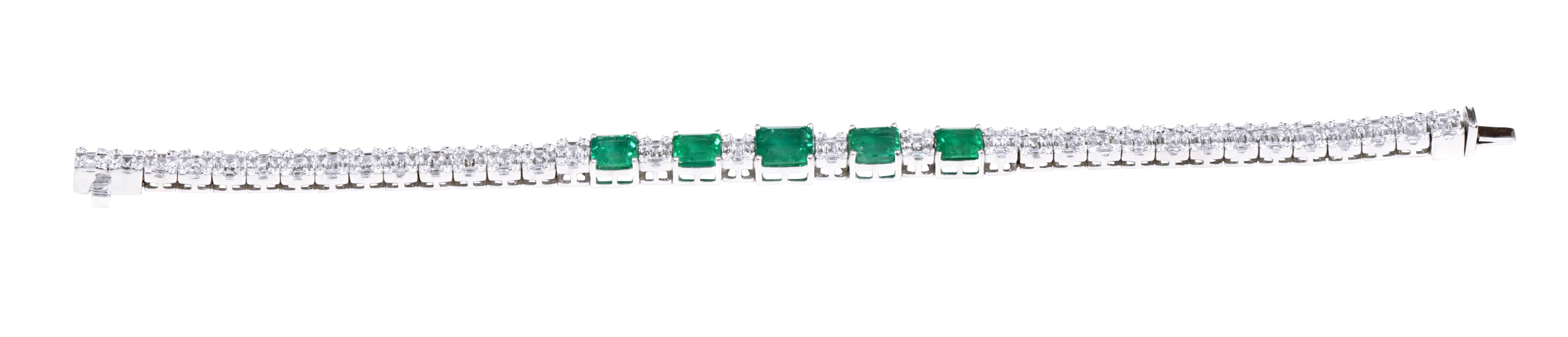 Taille carrée Bracelet moderne en or blanc 18 carats avec émeraudes naturelles et diamants de 10,95 carats en vente