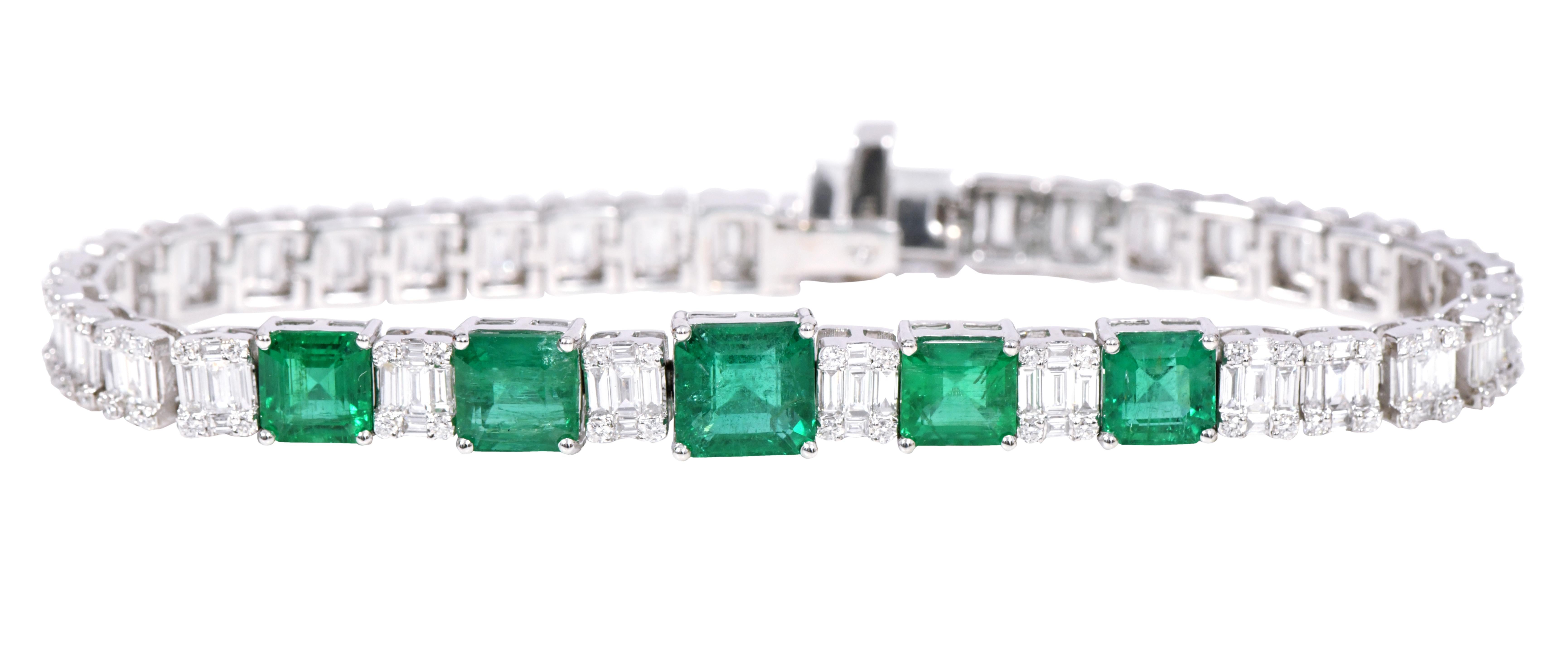 18 Karat White Gold 10.95 Carat Natural Emerald and Diamond Modern Bracelet In New Condition For Sale In Jaipur, IN